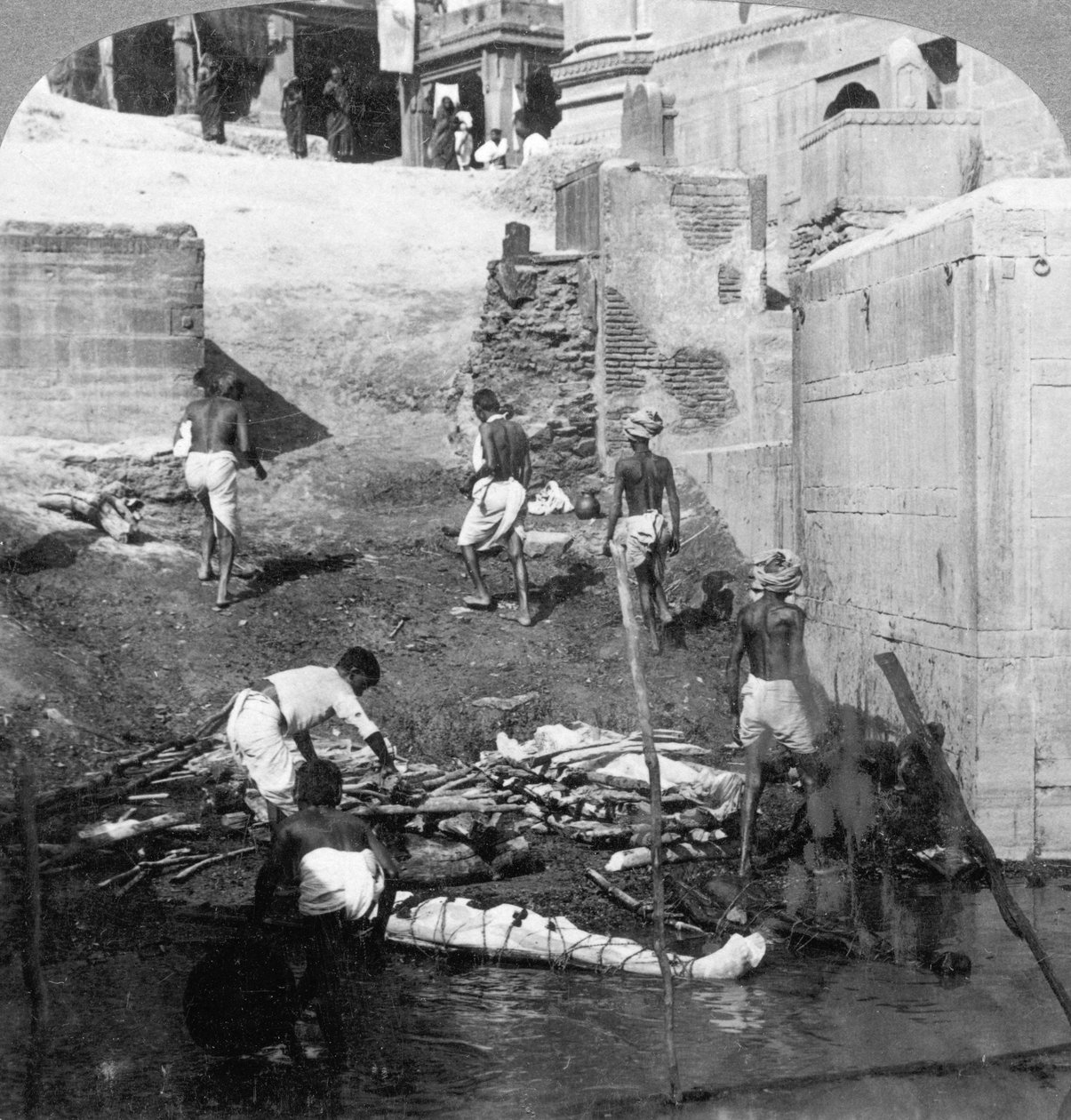 हिन्दू मृतकों को नहलाना और जलाना, बनारस वाराणसी, भारत 1903। द्वारा अंडरवुड और अंडरवुड