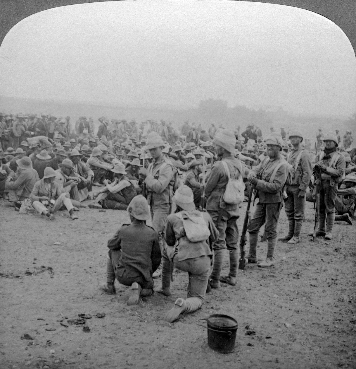 दक्षिण अफ्रीका के पारडेबर्ग से मोडेर नदी तक 1900-1902 में सड़क पर आराम करने वाले बोअर कैदी। द्वारा अंडरवुड और अंडरवुड