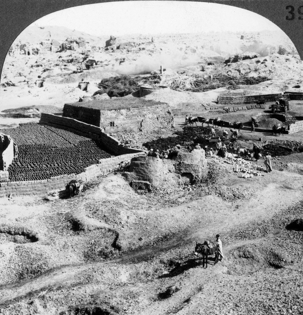 ब्रिकमेकिंग, मिस्र, 1905। द्वारा अंडरवुड और अंडरवुड
