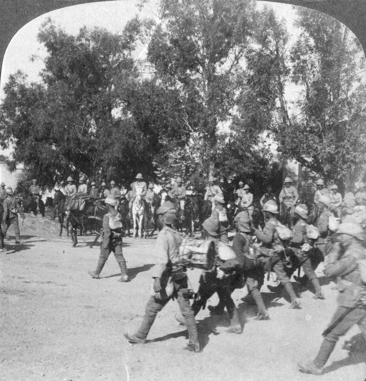 ब्रिटिश कमांडरों ने क्रूनस्टेड, दक्षिण अफ्रीका, बोअर युद्ध, 1901 में प्रवेश करने वाले सैनिकों की समीक्षा की द्वारा अंडरवुड और अंडरवुड