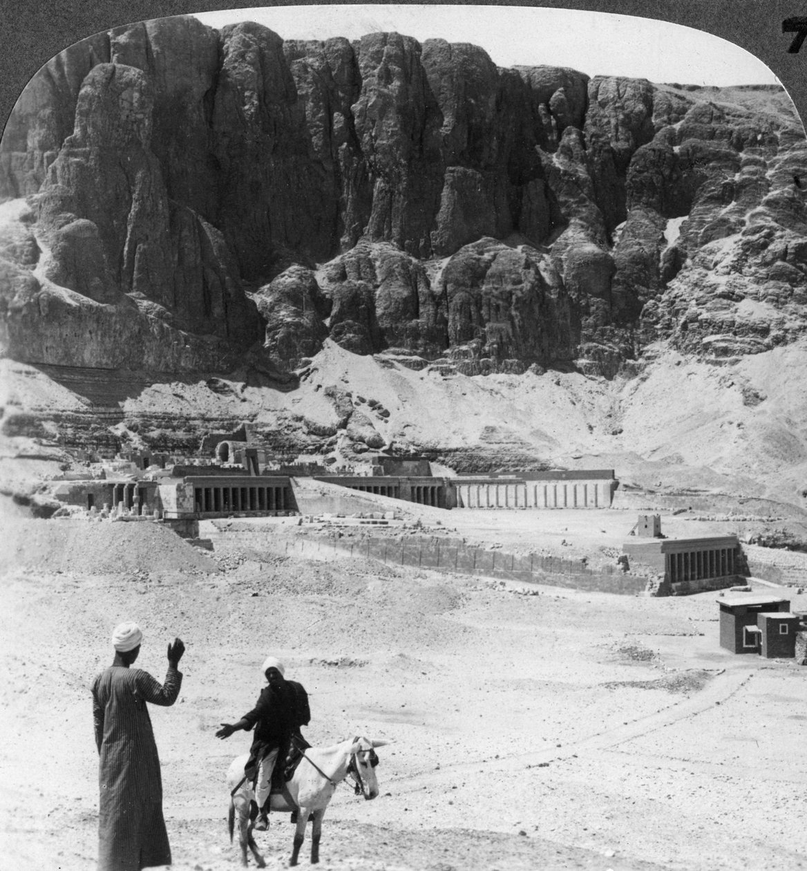 उम्र के लिए दफन - Der-el-Bahri, Thebes, Egypt, 1905 पर मंदिर के उपनिवेशित इलाके। द्वारा अंडरवुड और अंडरवुड