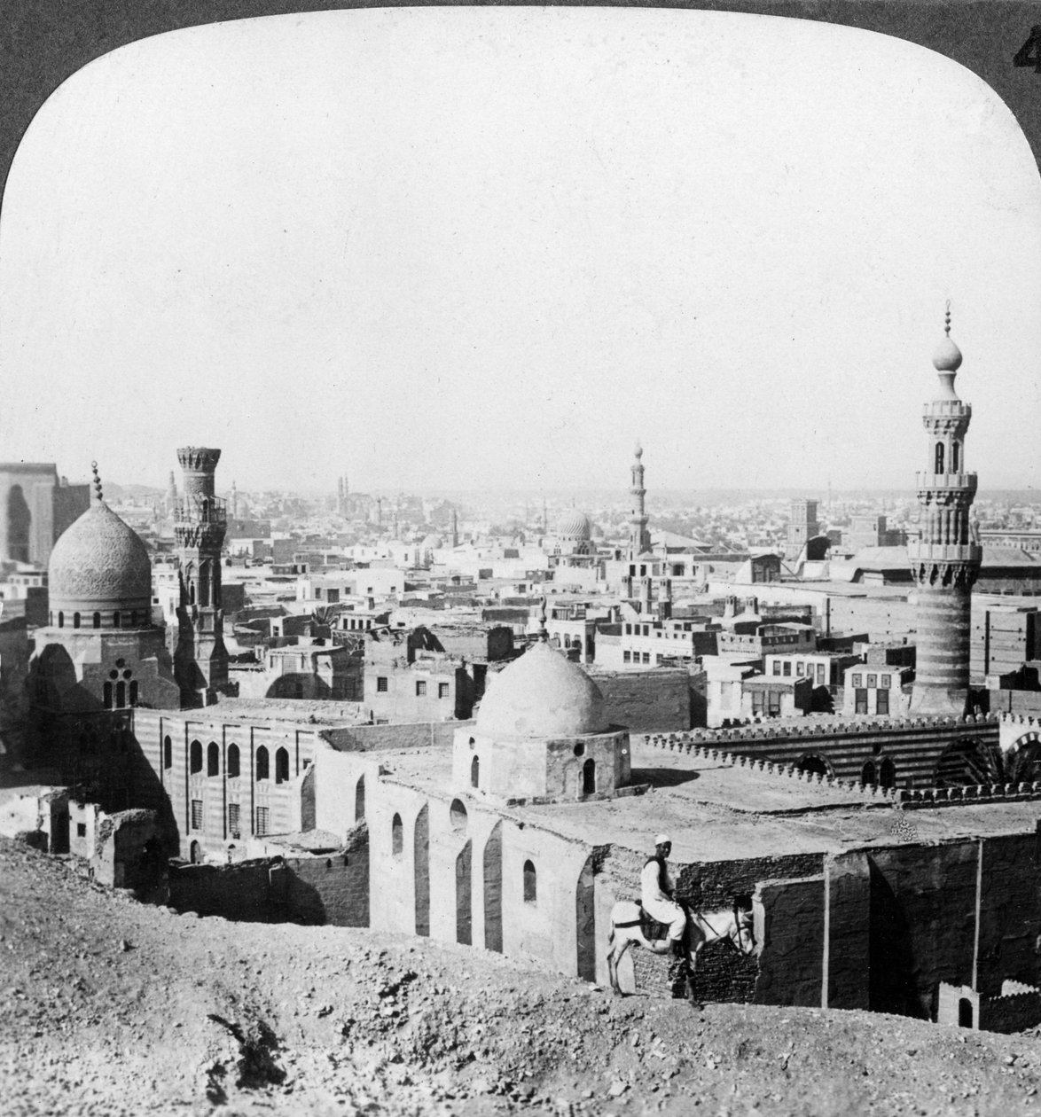काहिरा, दक्षिण पश्चिम की ओर, पिरामिड के लिए शहर भर में, मिस्र, 1905। द्वारा अंडरवुड और अंडरवुड