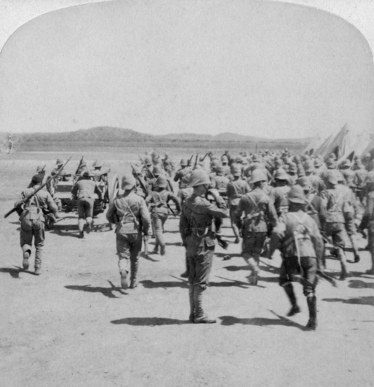 हनी नेस्ट क्लोफ़, साउथ अफ्रीका, 1900 में कैम्प अलार्म। द्वारा अंडरवुड और अंडरवुड