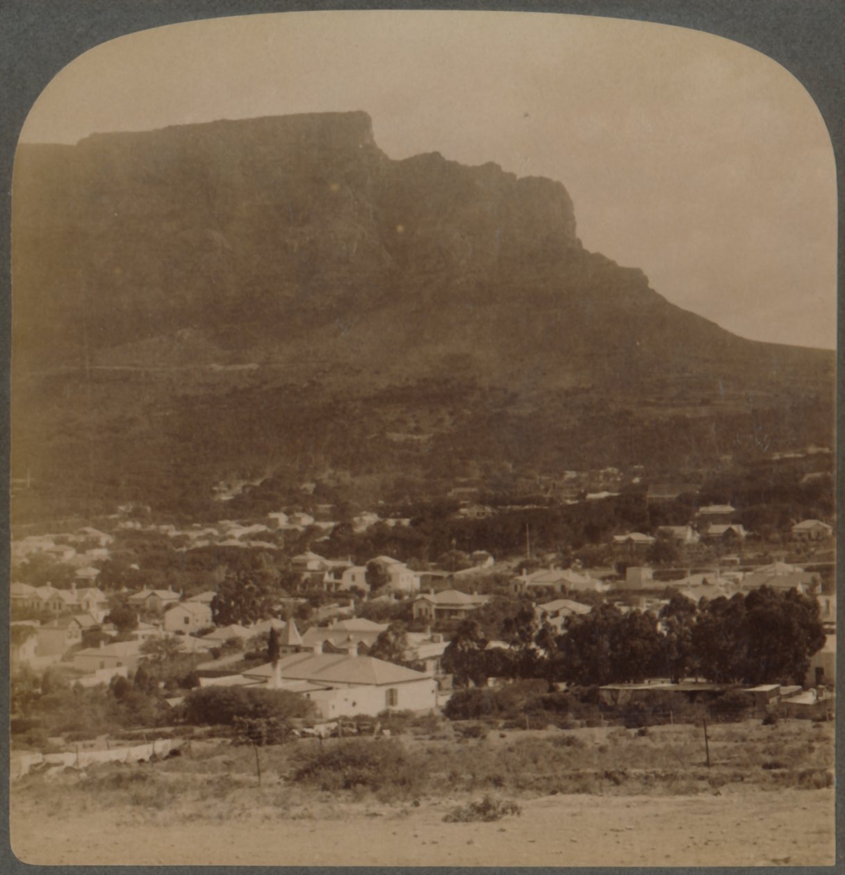केप टाउन और टेबल माउंटेन, सिग्नल हिल के पैर, दक्षिण अफ्रीका, 1902 से। द्वारा अंडरवुड और अंडरवुड