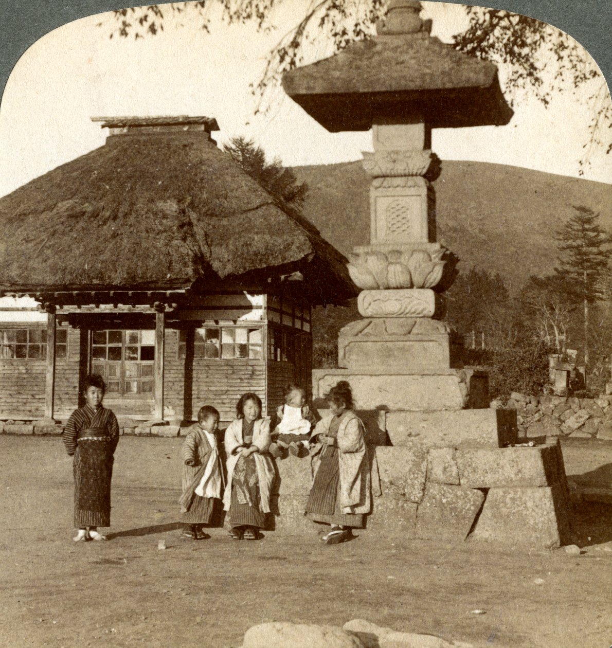 एक गांव के स्कूल के खेल के मैदान में, जापान, 1904 द्वारा अंडरवुड और अंडरवुड