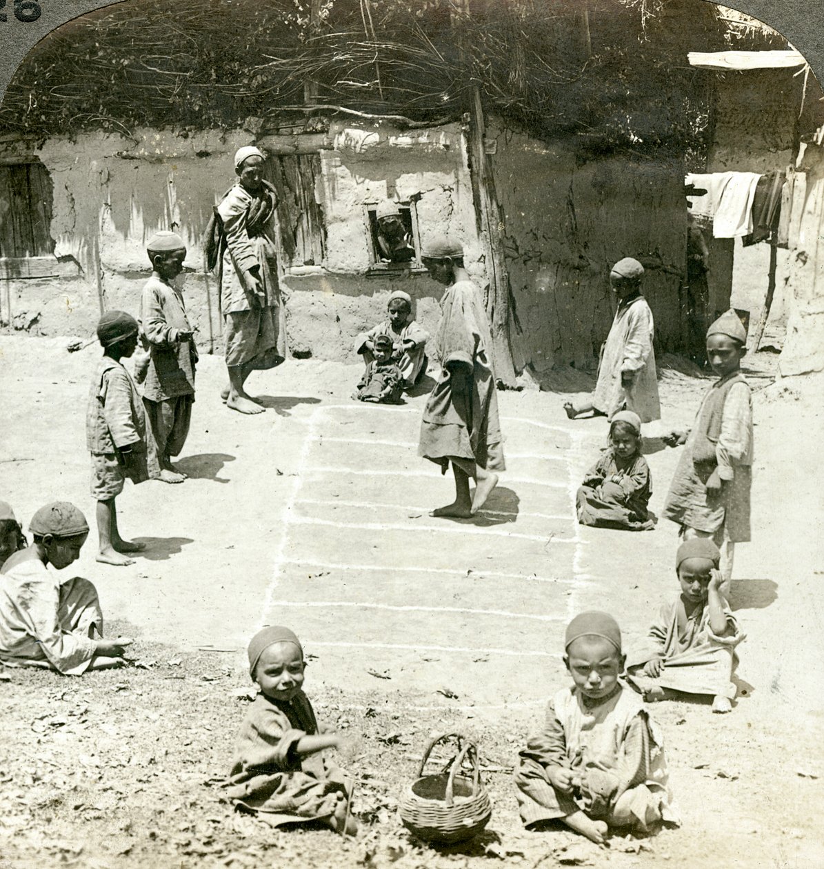 होपस्कॉच खेलने वाले बच्चे, कश्मीर, भारत, c1900s। द्वारा अंडरवुड और अंडरवुड
