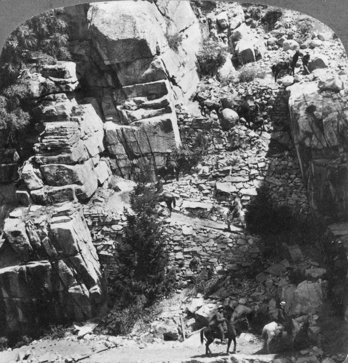 Yosemite Valley, California, USA, 1902 के पूर्वी छोर पर खड़ी ज़िग-ज़ैग ट्रेल पर चढ़ना द्वारा अंडरवुड और अंडरवुड