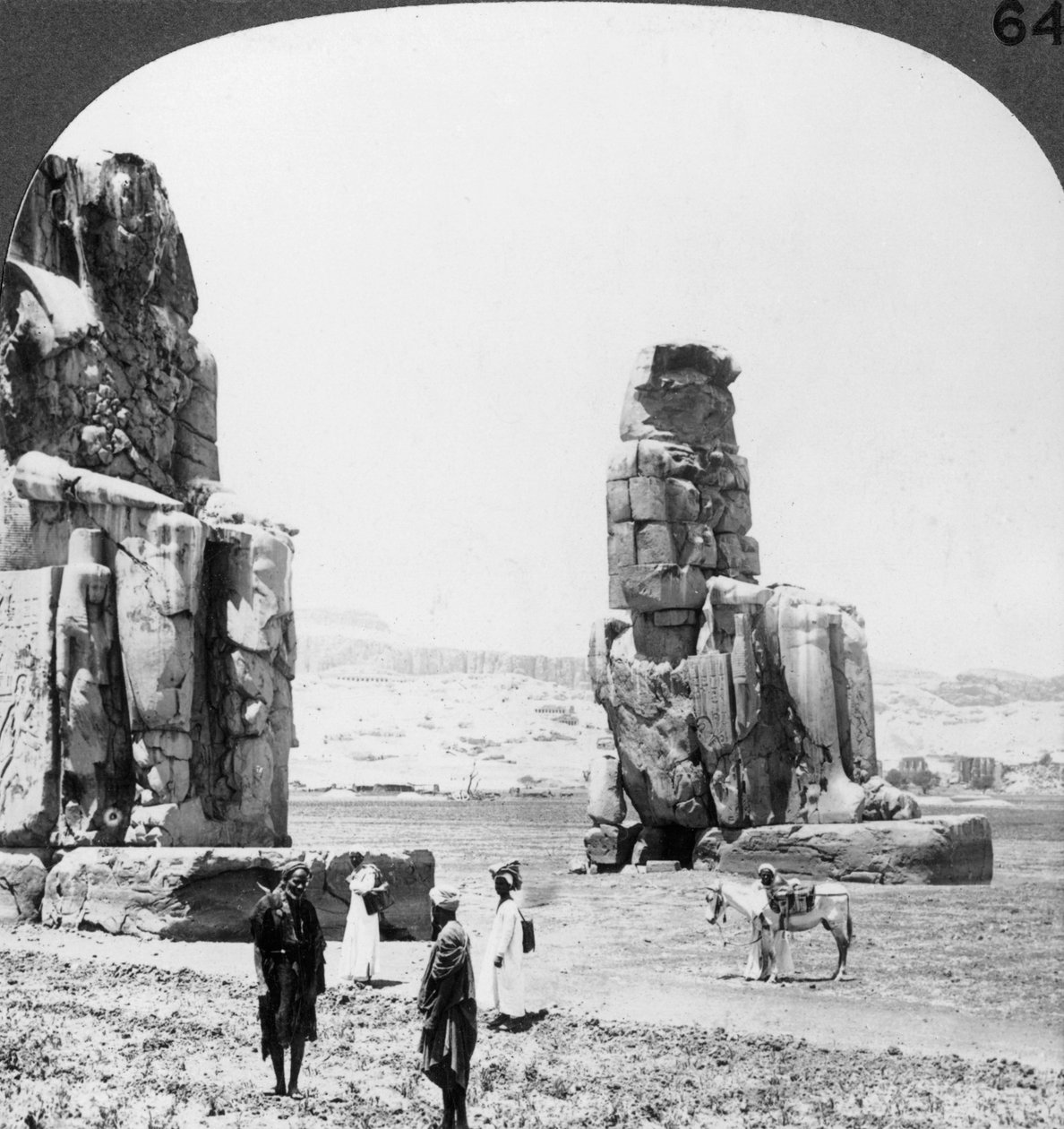 1905 में थेब्स, मिस्र में कोलोसल मेमन की मूर्तियाँ द्वारा अंडरवुड और अंडरवुड