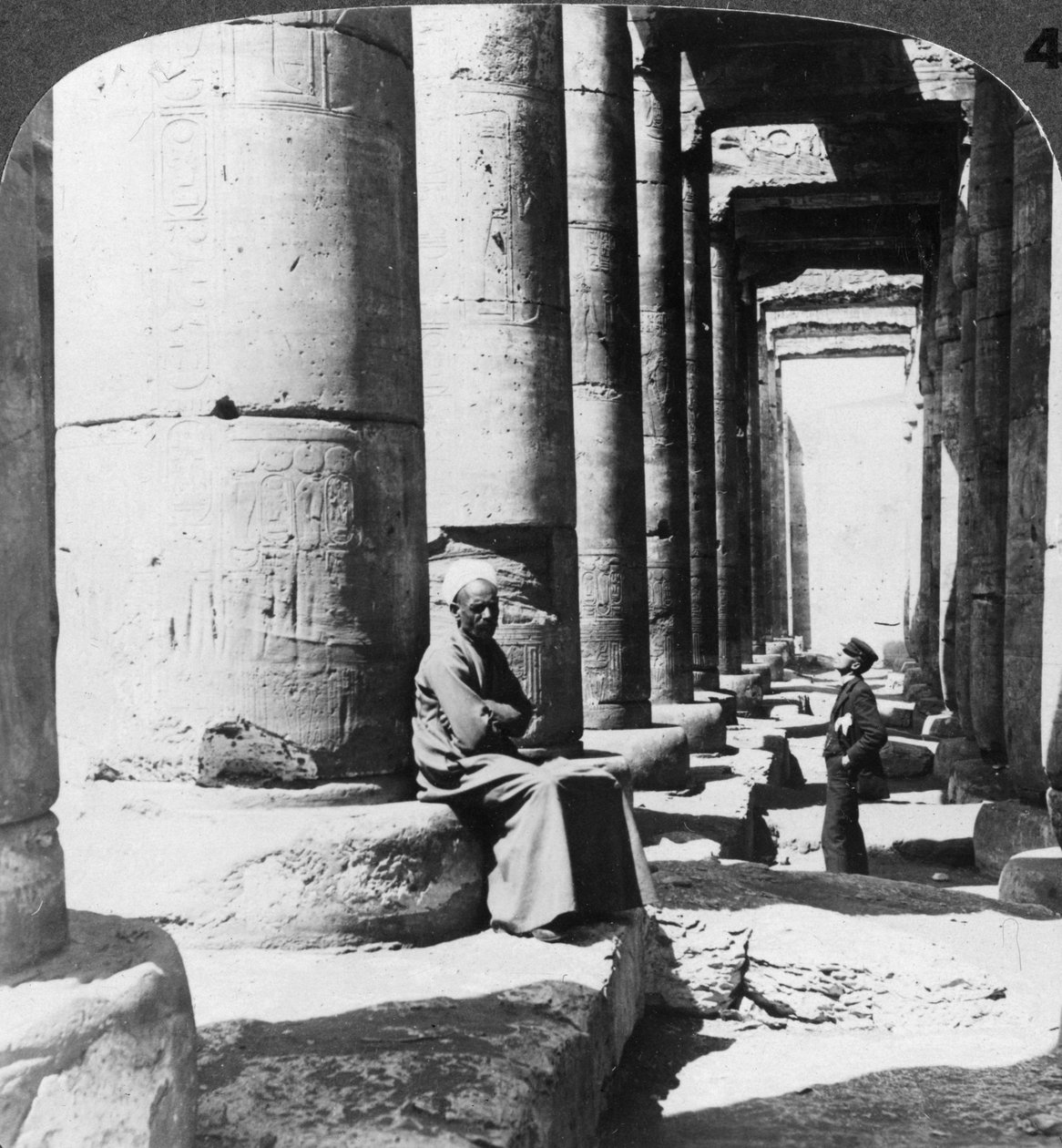 सेठोस I, एबिडोस, मिस्र, 1905 के महान मंदिर के स्तंभ। द्वारा अंडरवुड और अंडरवुड
