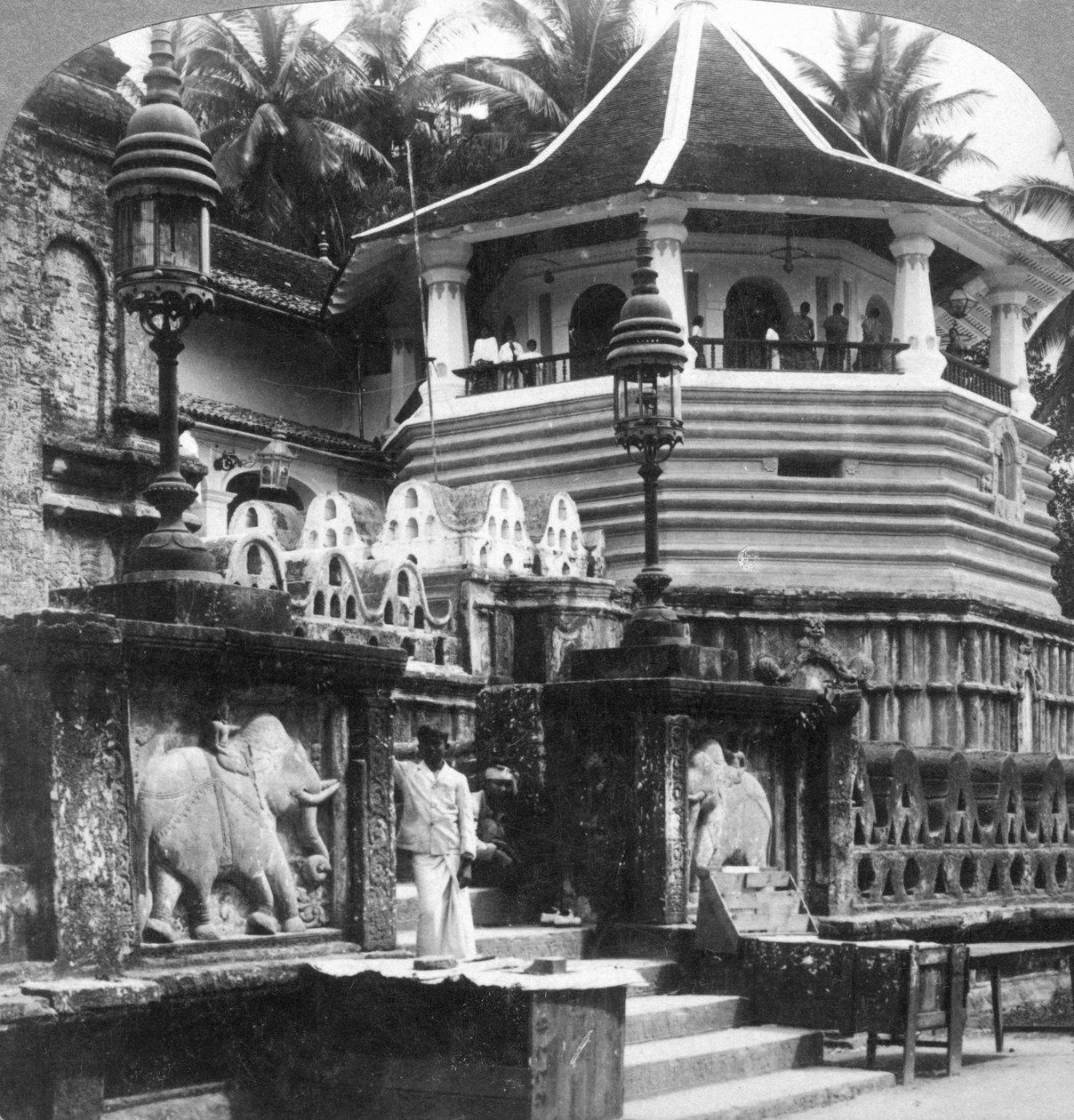 डालडा मालीगावा, पैलेस ऑफ बुद्ध टूथ, कैंडी, श्रीलंका, 1902। द्वारा अंडरवुड और अंडरवुड