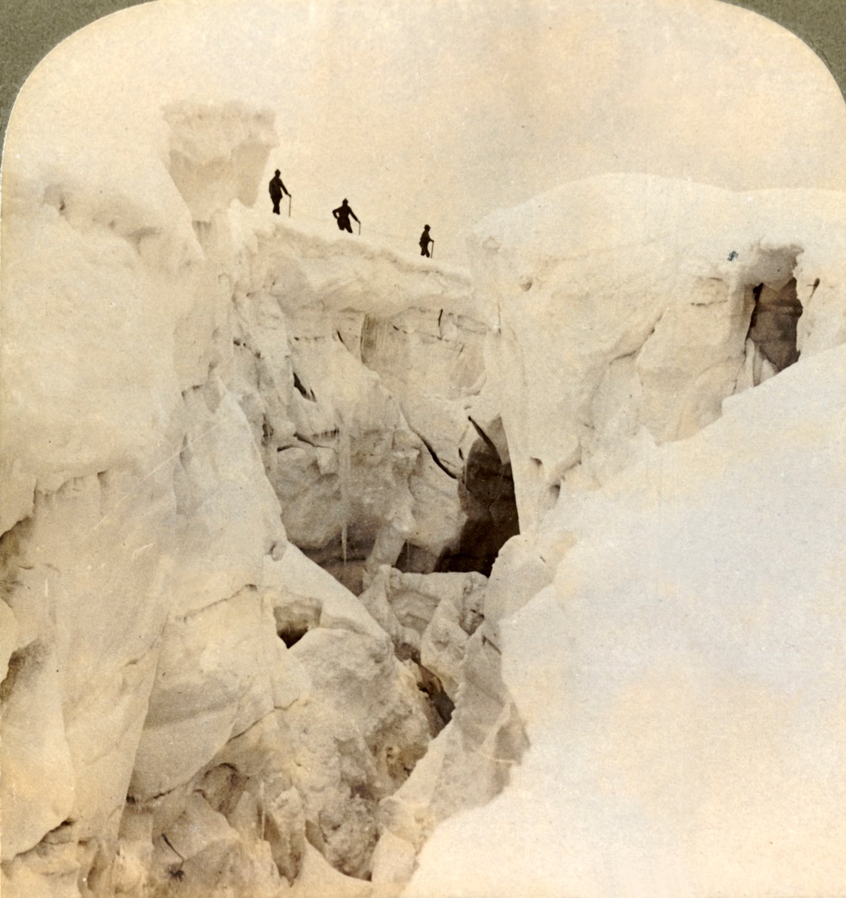 माउंट का वंश। ब्लैंक - शिखर के पास विशाल दरारें, आल्प्स, 1901। द्वारा अंडरवुड और अंडरवुड