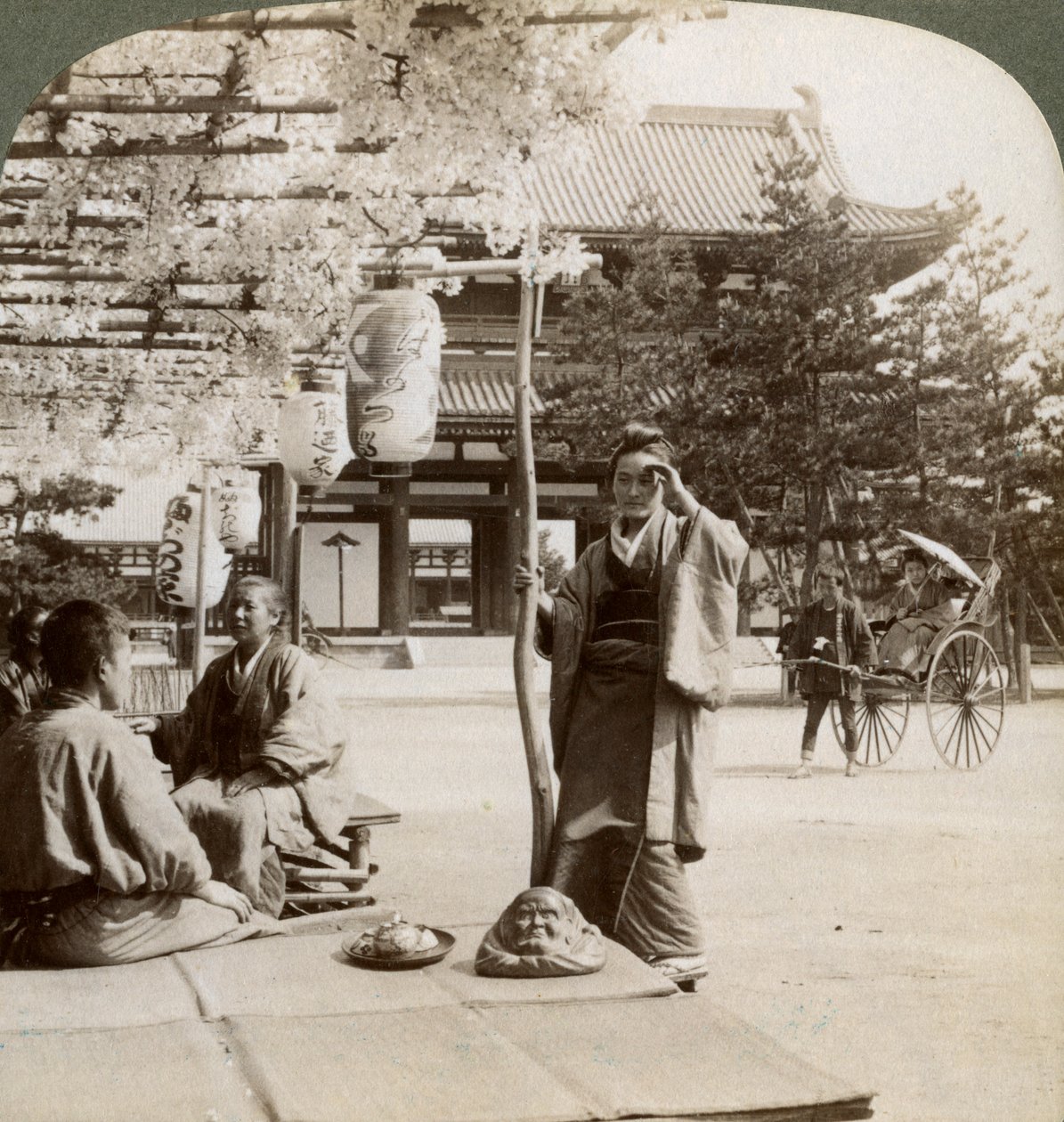 एक चाय घर के बरामदे, क्योटो, जापान, 1904 के ऊपर विस्टरिया के ड्रोपिंग क्लस्टर द्वारा अंडरवुड और अंडरवुड