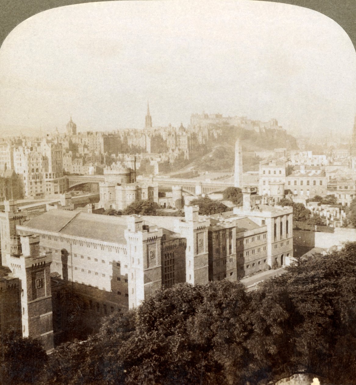 एडिनबर्ग, कैल्टन हिल, SW से कैसल, पुराने दफन जमीन पर, स्कॉटलैंड, 1902। द्वारा अंडरवुड और अंडरवुड
