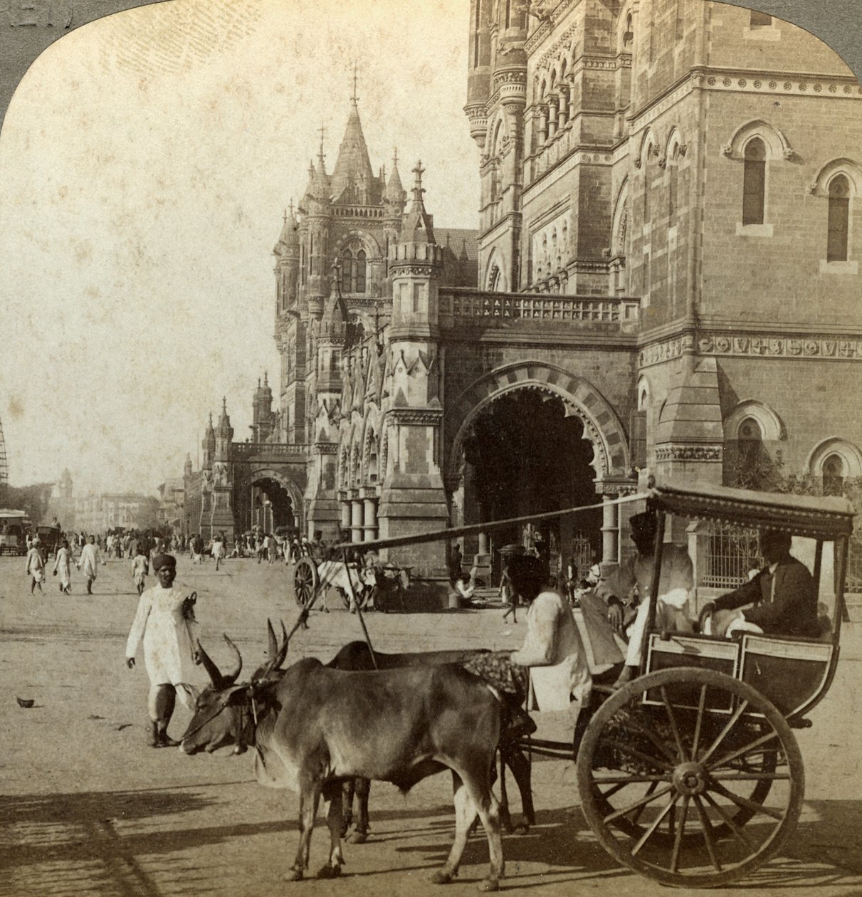 एक्का, विक्टोरिया स्टेशन, बॉम्बे, भारत के बाहर, c1900s। द्वारा अंडरवुड और अंडरवुड