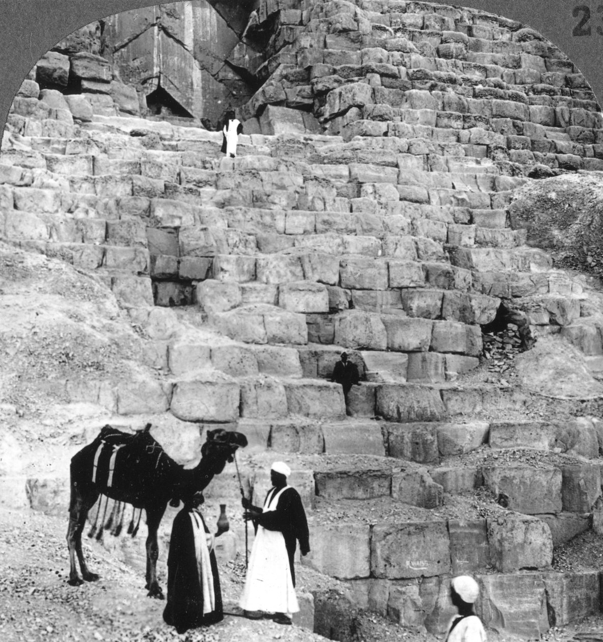 गीज़ा, मिस्र, 1905 के महान पिरामिड में प्रवेश। द्वारा अंडरवुड और अंडरवुड