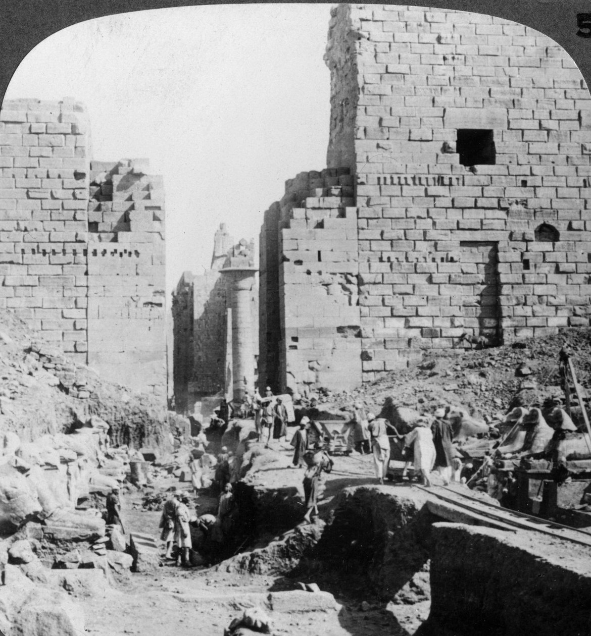 कर्णक मंदिर, थेब्स, मिस्र, 1905 के लिए एक एवेन्यू खुदाई। द्वारा अंडरवुड और अंडरवुड