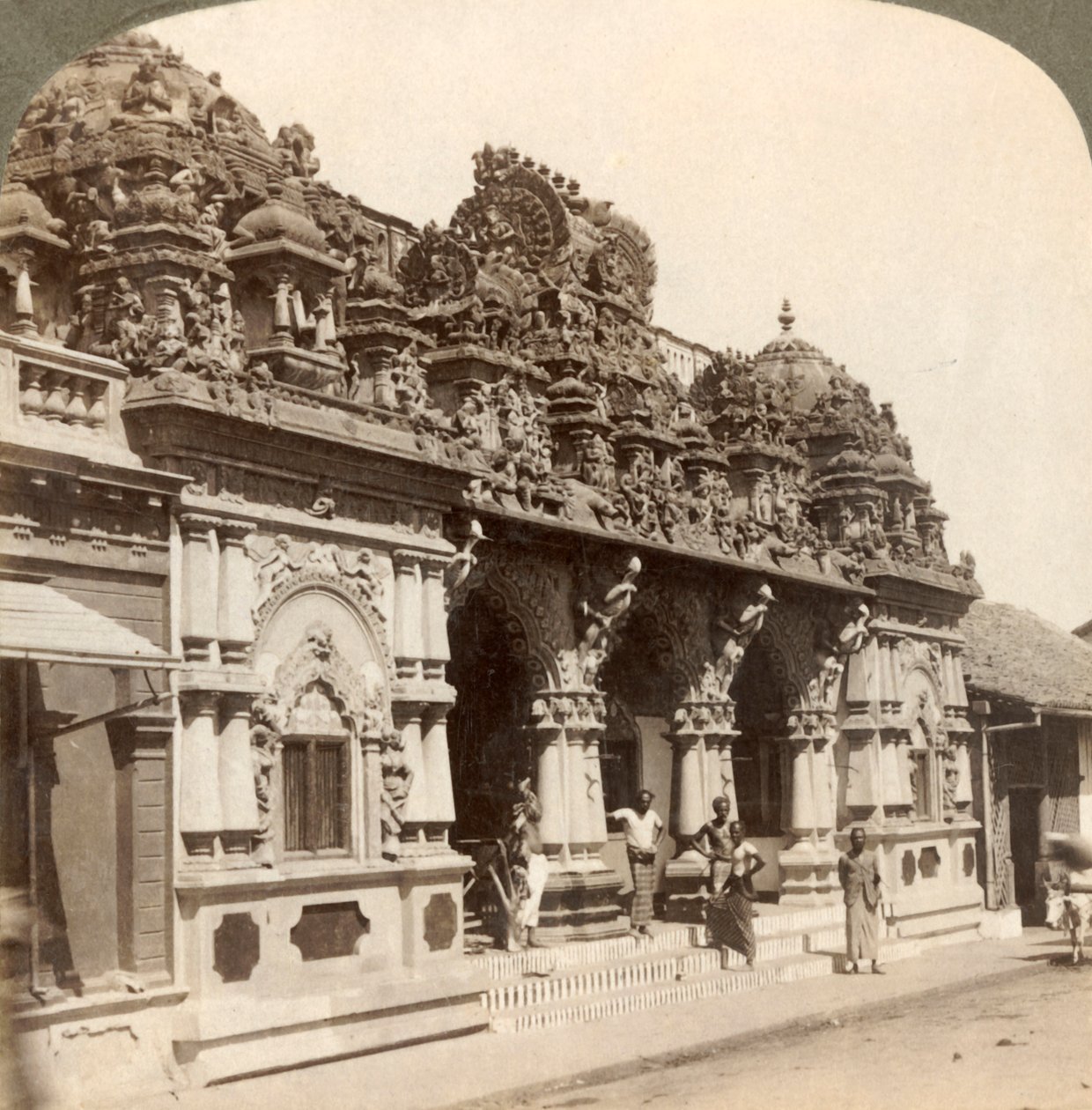 हिंदू बौद्ध मंदिर, कोलंबो, सीलोन, 1902 का उत्कृष्ट नक्काशीदार अलंकरण। द्वारा अंडरवुड और अंडरवुड