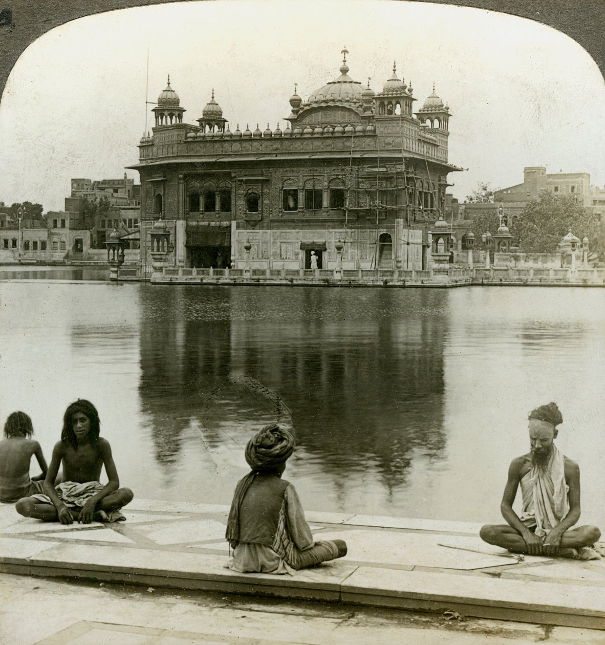 अमृतसर में फकीर, पवित्र मंदिर के पार दक्षिण में स्वर्ण मंदिर, भारत, c1900s को देख रहे हैं द्वारा अंडरवुड और अंडरवुड