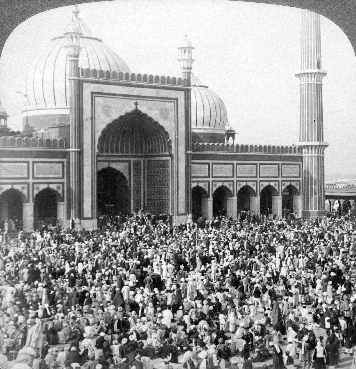 दिल्ली, भारत, 1903 में जुम्मा मस्जिद के भीतर उपवास दिवस। द्वारा अंडरवुड और अंडरवुड