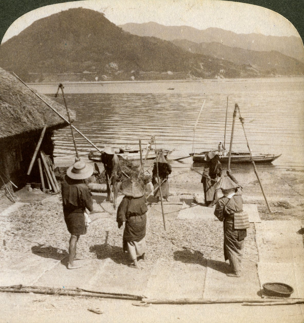 इनलैंड सी, जापान, 1904 में मछली पकड़ने के समुद्र तट के बगल में बहती जौ। द्वारा अंडरवुड और अंडरवुड