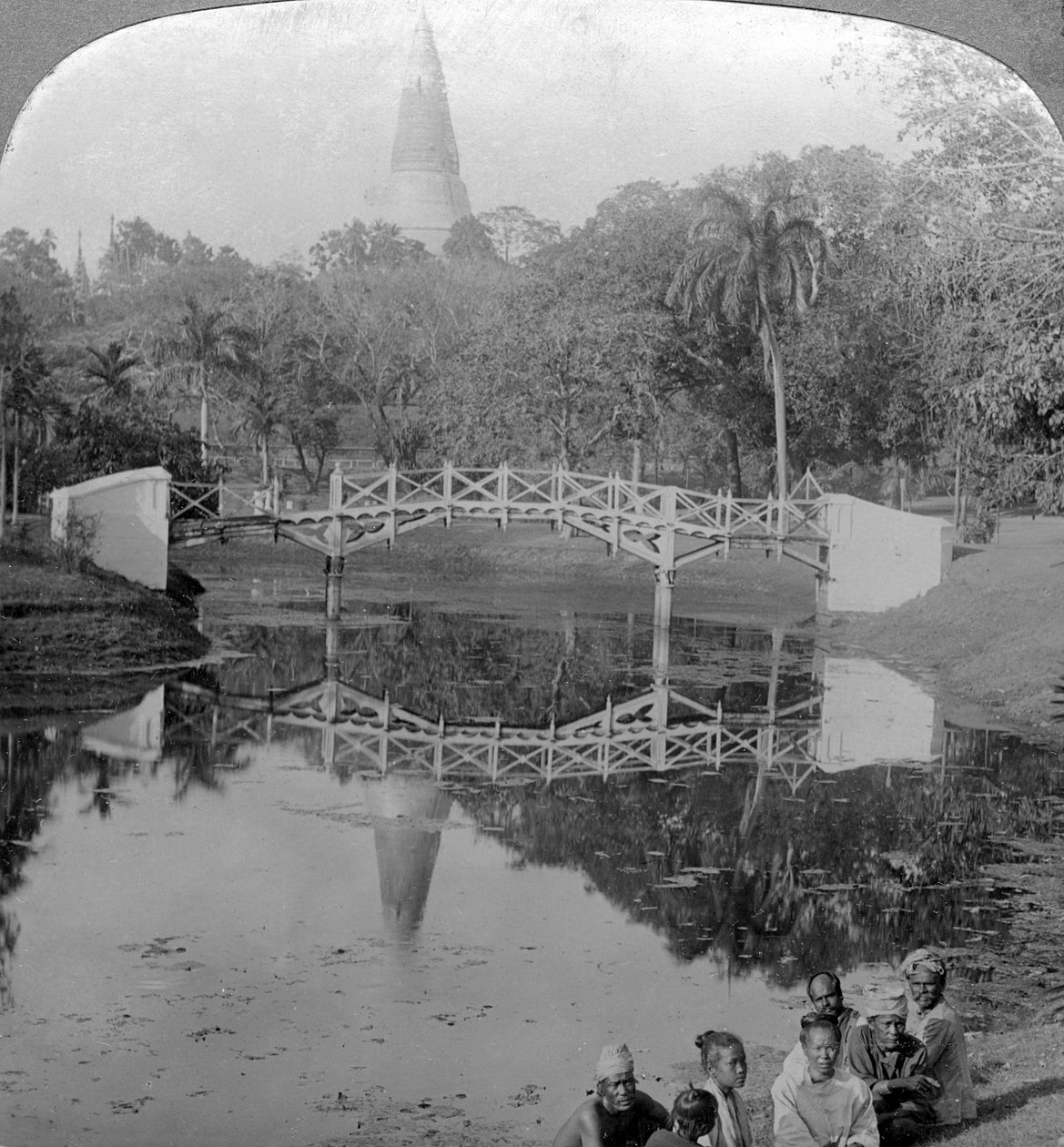 किले के बगीचे और श्वेदागोन पैगोडा, रंगून, बर्मा, c1900s। द्वारा अंडरवुड और अंडरवुड