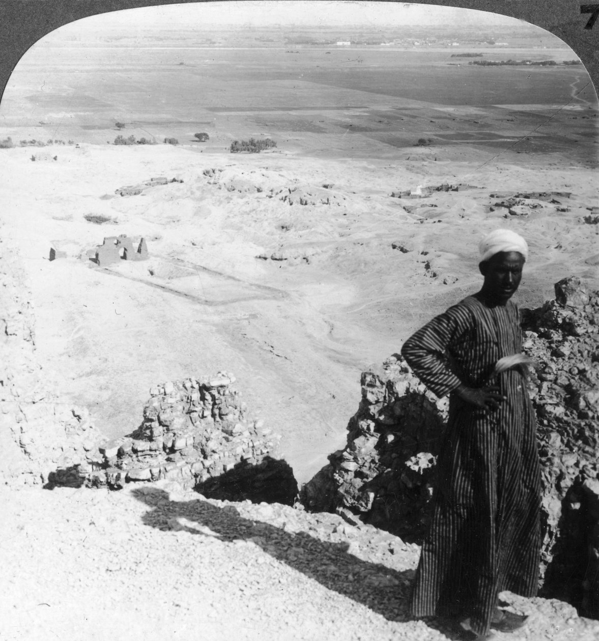 1905 में लार्स, थेब्स, मिस्र के मैदान के पार डेर-एल-बहरी में ऊंची चट्टानों से। द्वारा अंडरवुड और अंडरवुड