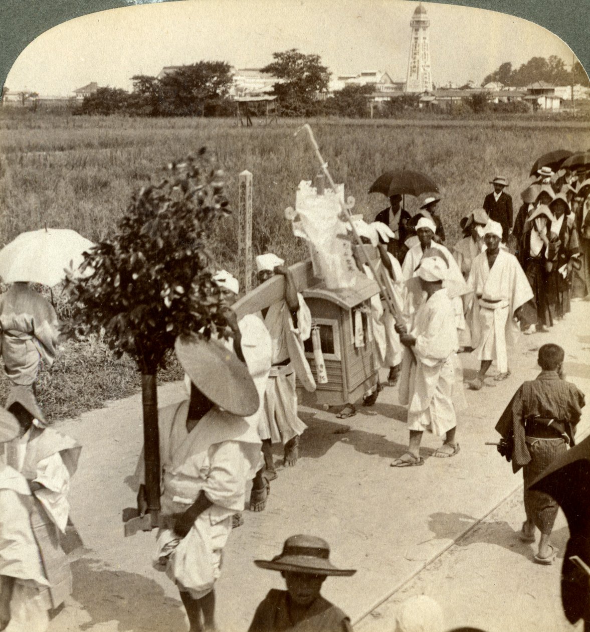 एक अमीर बौद्ध का अंतिम संस्कार जुलूस, ओसाका, जापान की ओर, 1904 में सड़क पर। द्वारा अंडरवुड और अंडरवुड
