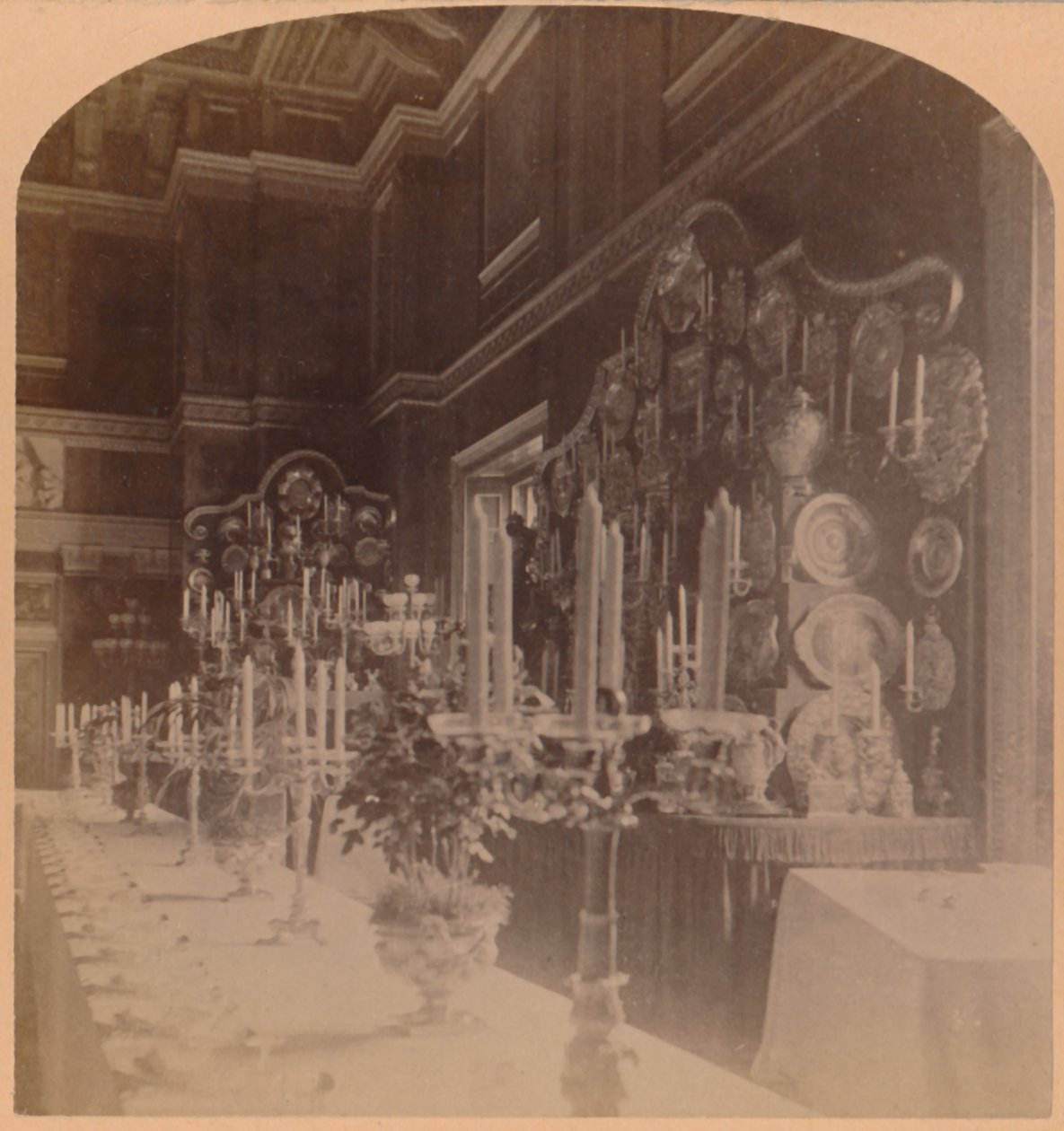 रॉयल परिवार, सपर रूम, विंडसर कैसल, इंग्लैंड द्वारा 1900 में इस्तेमाल की गई गोल्ड प्लेट। द्वारा अंडरवुड और अंडरवुड