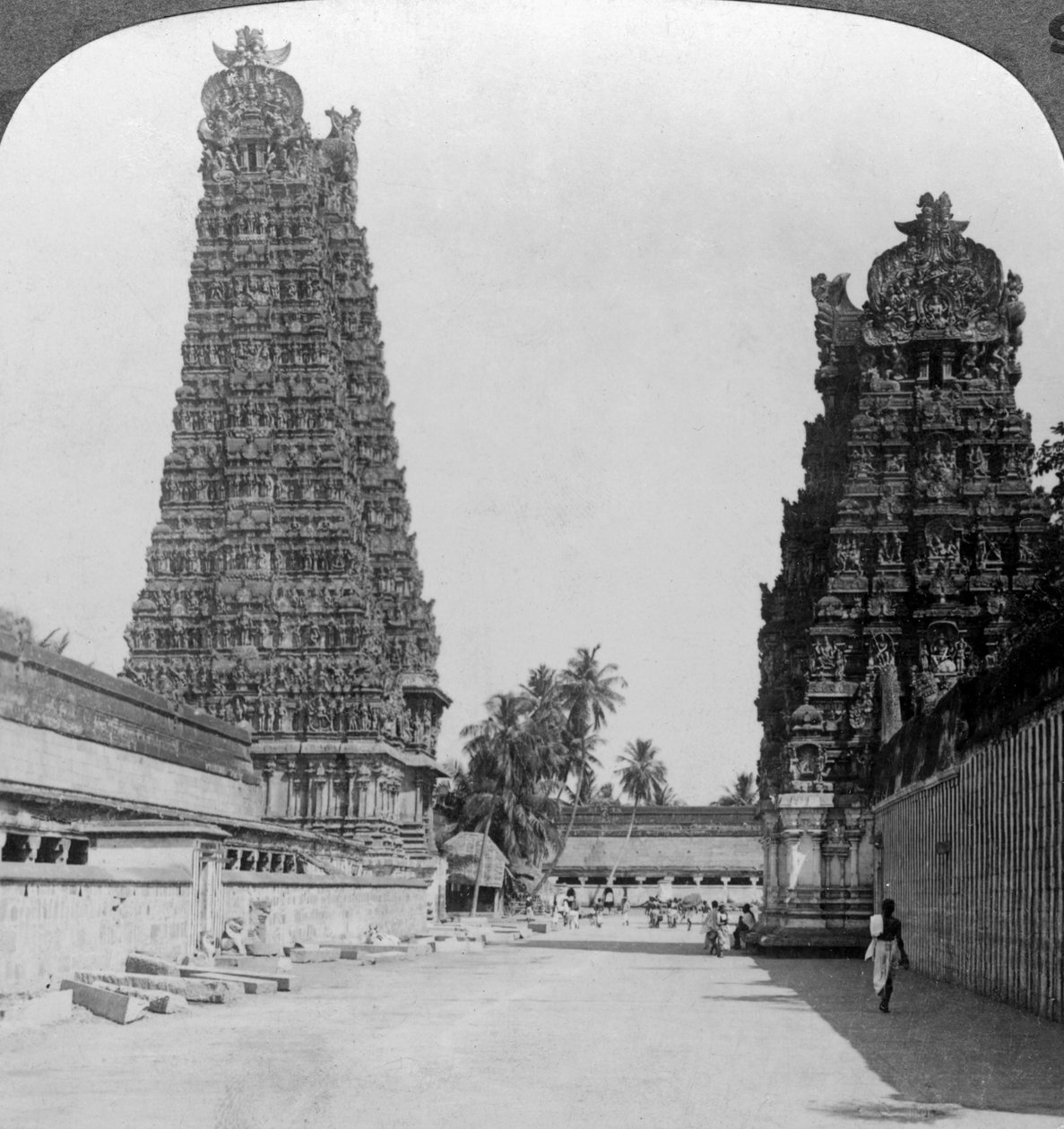 गोपुरम, श्री मीनाक्षी हिंदू मंदिर, मदुरै, तमिलनाडु, भारत, c1900s। द्वारा अंडरवुड और अंडरवुड