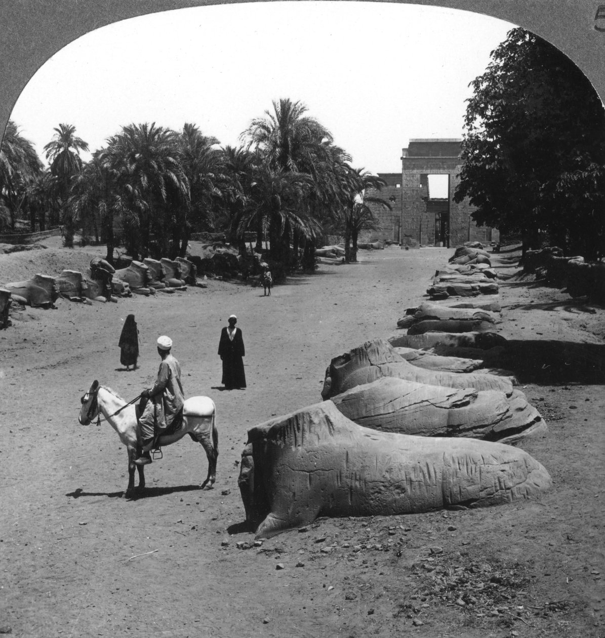 1905 ई। में मिस्र के करनक, थेब्स मंदिर के समीप स्थित ग्रैंड एवेन्यू। द्वारा अंडरवुड और अंडरवुड
