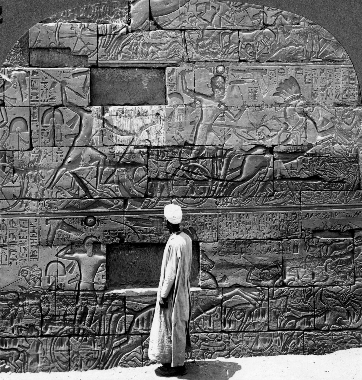 1905 में, करबेक मंदिर, थेब्स, मिस्र में दीवार पर शानदार युद्ध राहतें गढ़ी गईं। द्वारा अंडरवुड और अंडरवुड
