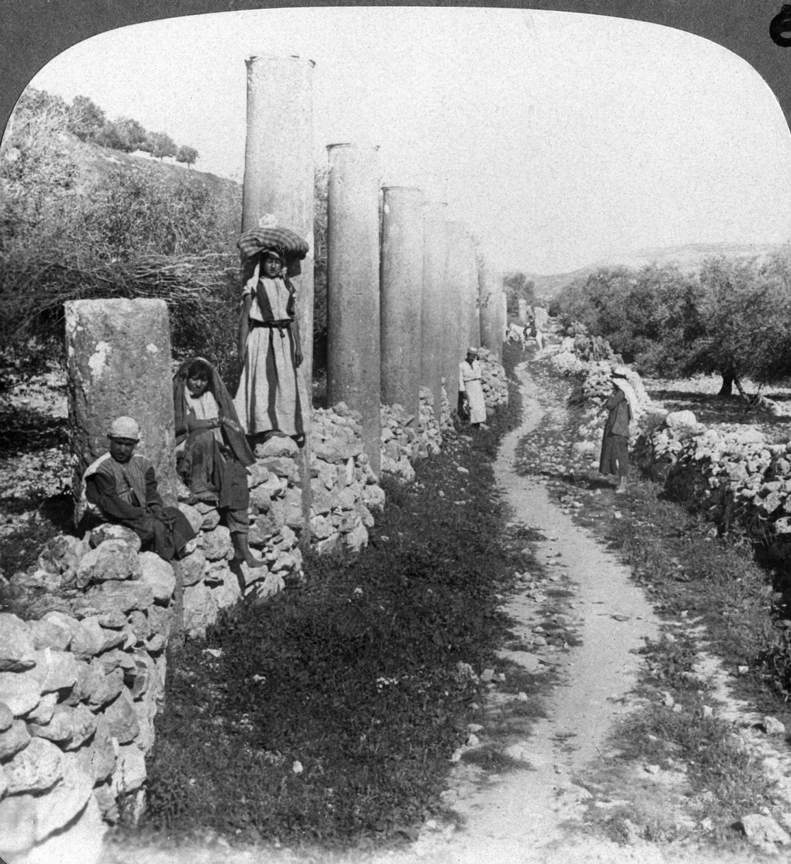 हेरोड्स कॉलम ऑफ स्ट्रीट, सामरिया, फिलिस्तीन इज़राइल, 1905। द्वारा अंडरवुड और अंडरवुड