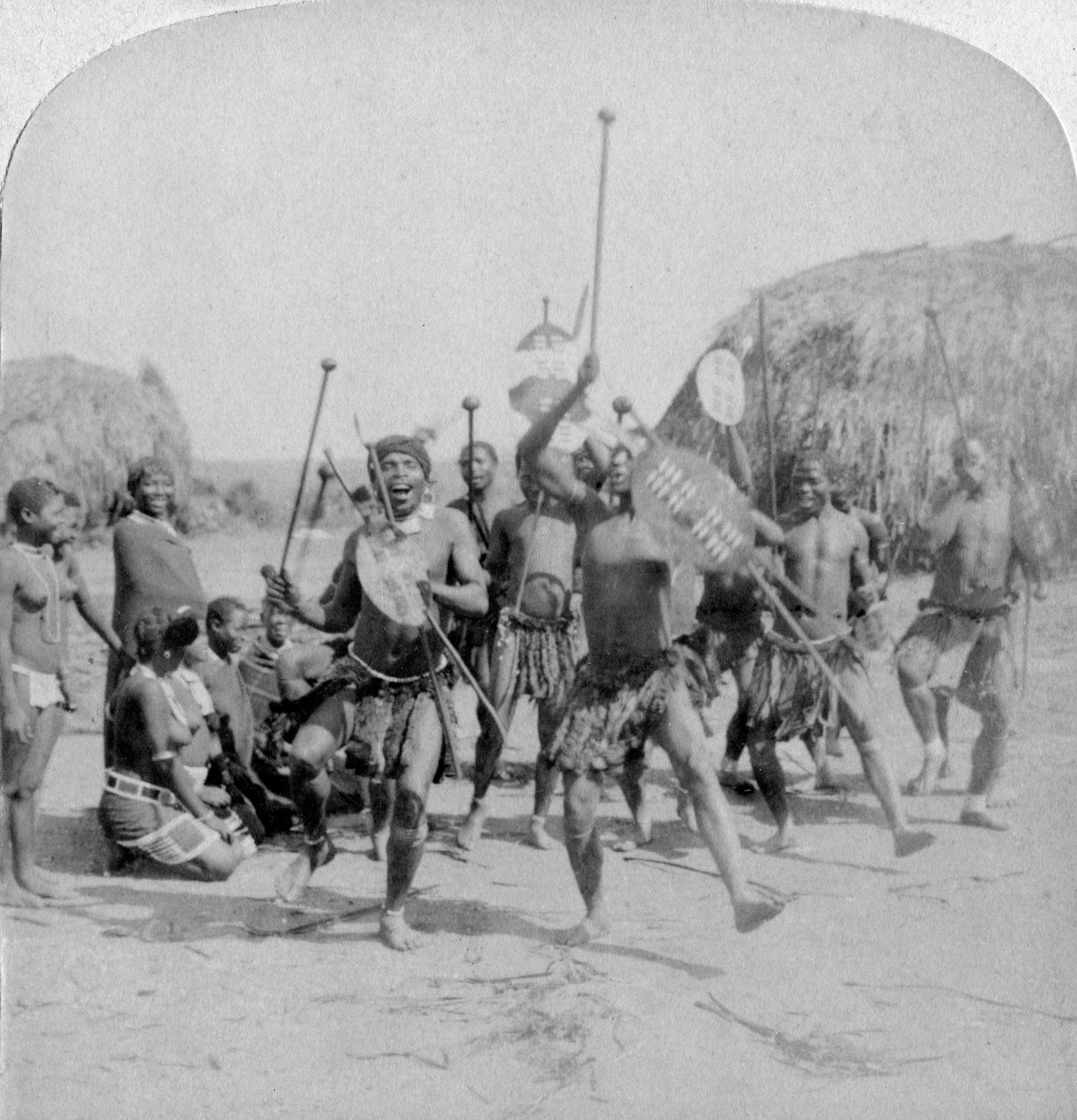 क्राल का वीर खेल, एक ज़ुलु युद्ध नृत्य, ज़ुलुलैंड, दक्षिण अफ्रीका, 1901 द्वारा अंडरवुड और अंडरवुड