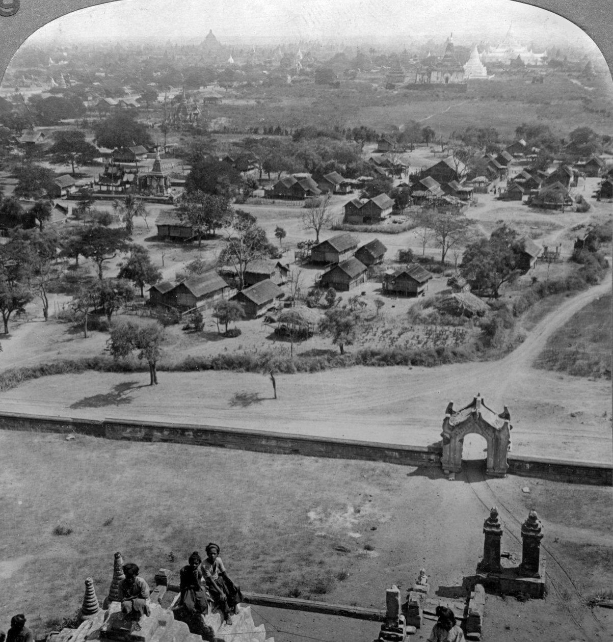 लोगों के घर, पुराने गुआदापालिन शिवालय की छत से, बुतपरस्त, बर्मा, c1900s द्वारा अंडरवुड और अंडरवुड