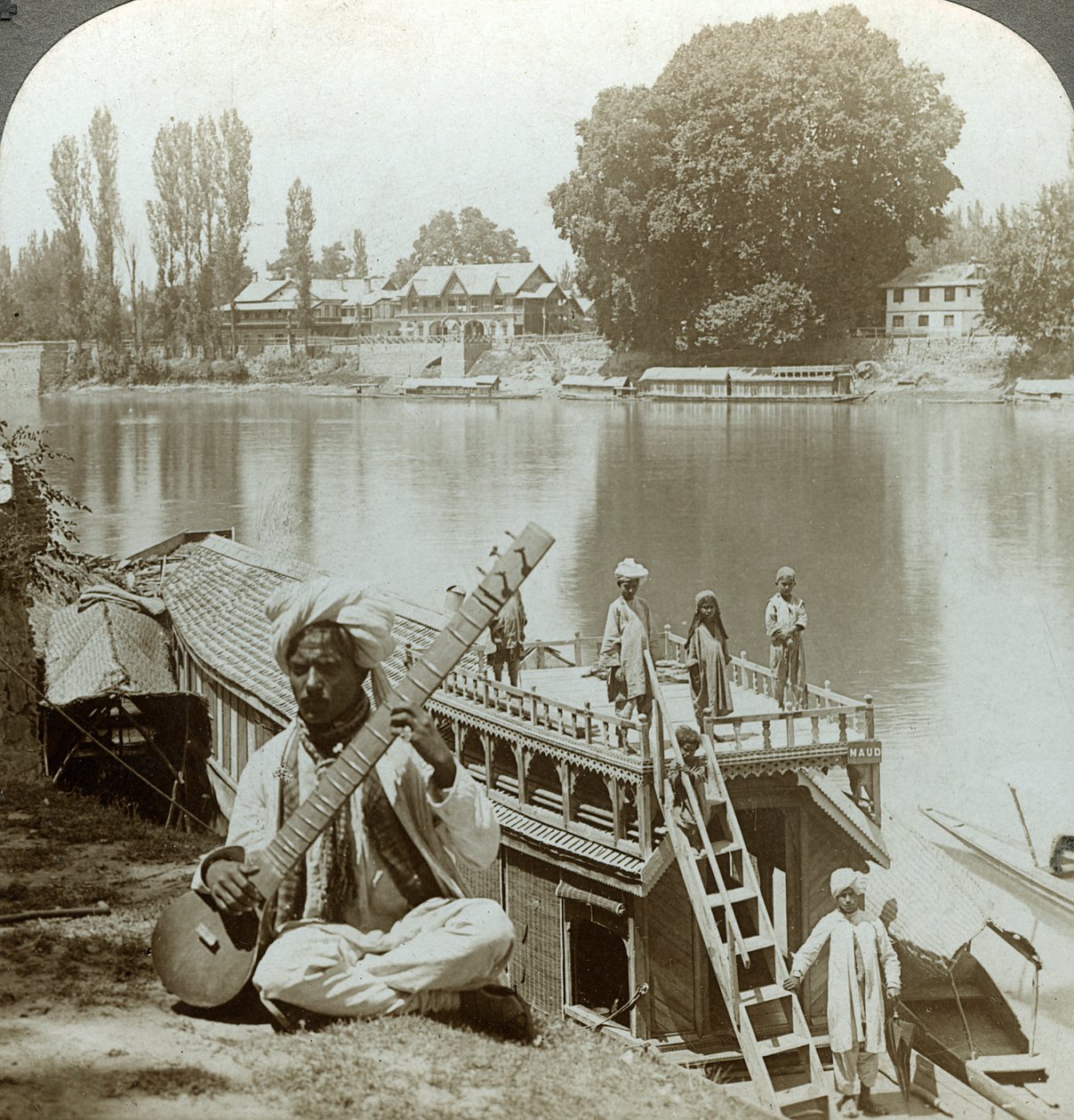 हाउसबोट पार्टी, झेलम नदी, कश्मीर, भारत, c1900s। द्वारा अंडरवुड और अंडरवुड