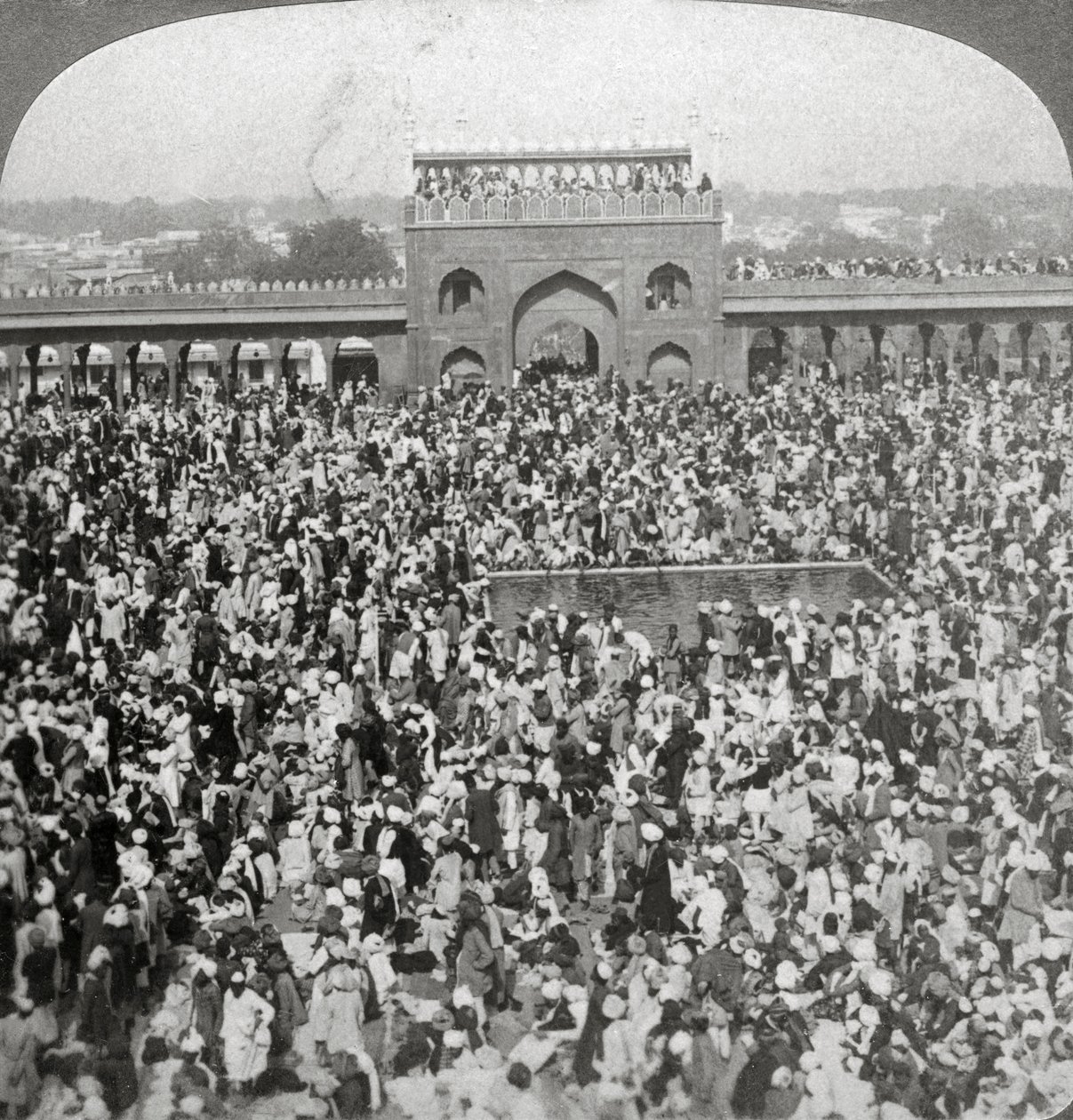 जुम्मा मस्जिद, दिल्ली, भारत, 1903 के न्यायालय में। द्वारा अंडरवुड और अंडरवुड