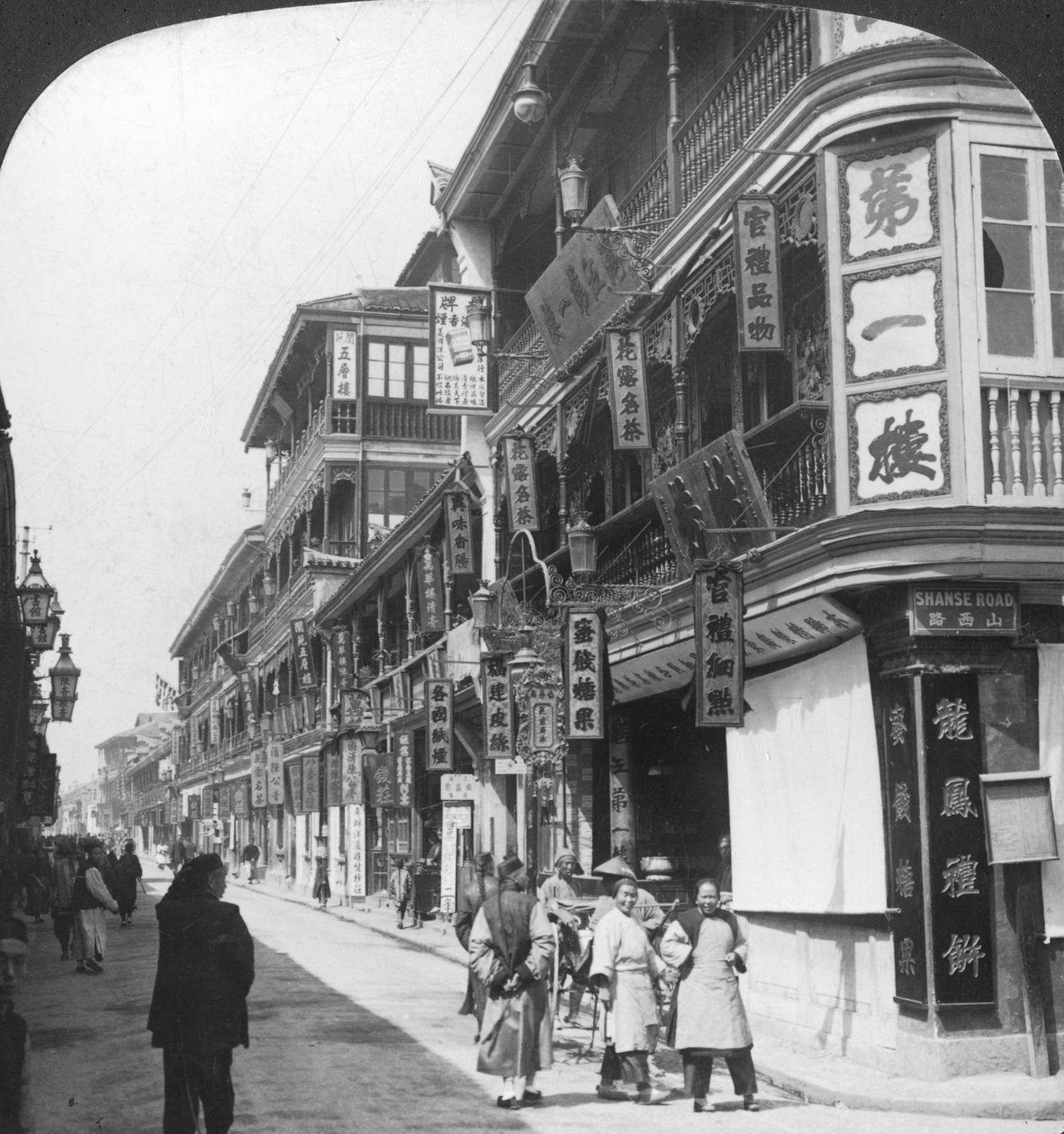 चाय के घरों की गली में, शंघाई, चीन, 1901। द्वारा अंडरवुड और अंडरवुड