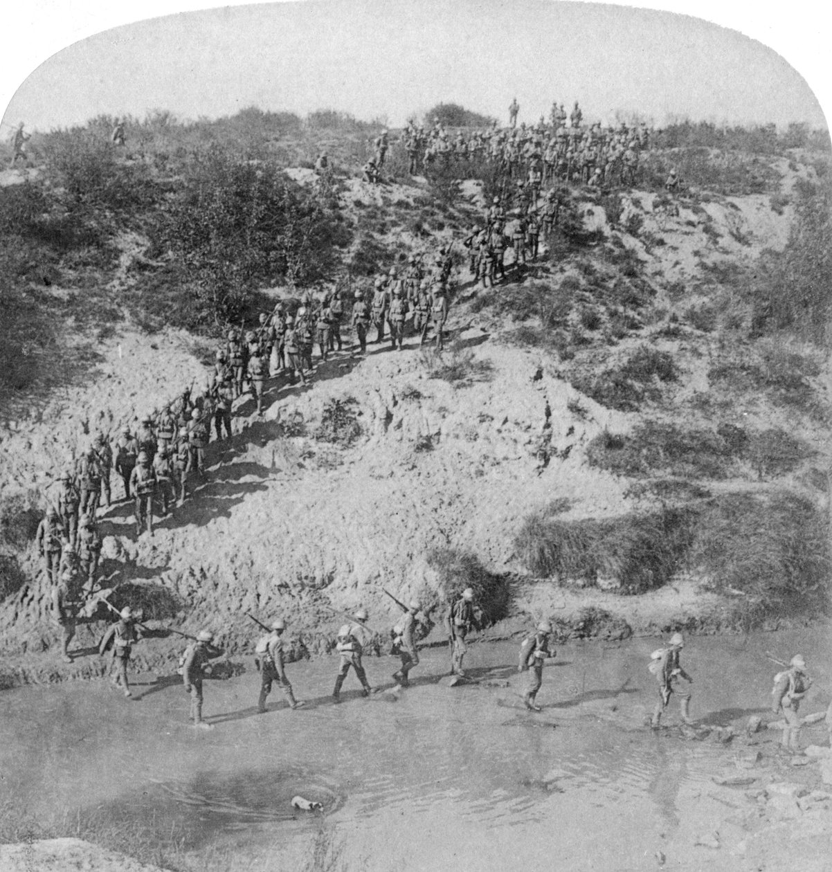 प्रेटोरिया, दक्षिण अफ्रीका, 1901 में लॉर्ड रॉबर्ट्स के दौरान वेत नदी पर पैदल चलने के लिए पैदल सेना की पैदल यात्रा। द्वारा अंडरवुड और अंडरवुड