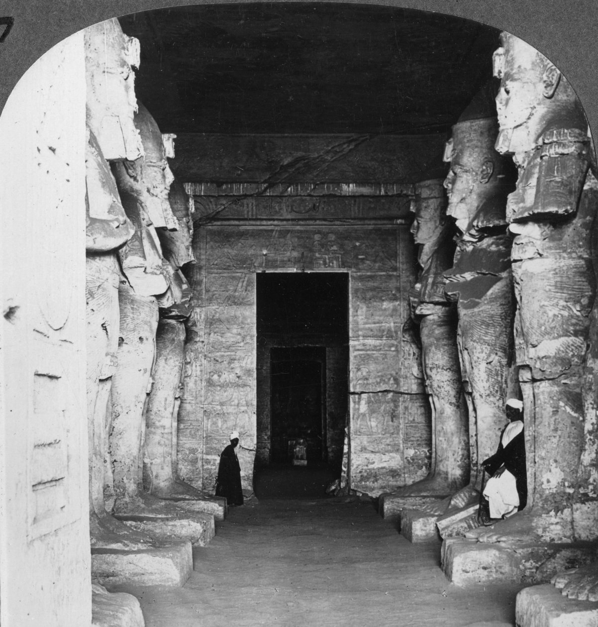 1905 में मिस्र के अबू सिंबल के रॉक-हेवन मंदिर का आंतरिक भाग। द्वारा अंडरवुड और अंडरवुड