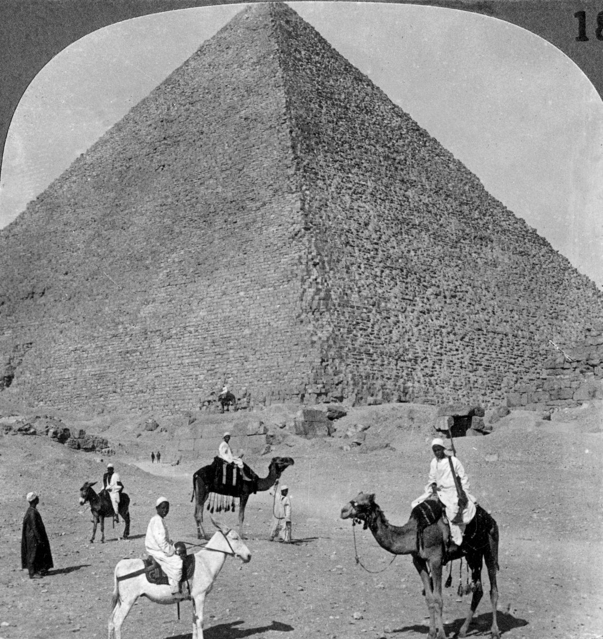 किंग ख़ुफ़ुस कब्र, गीज़ा का महान पिरामिड, मिस्र, 1905। द्वारा अंडरवुड और अंडरवुड