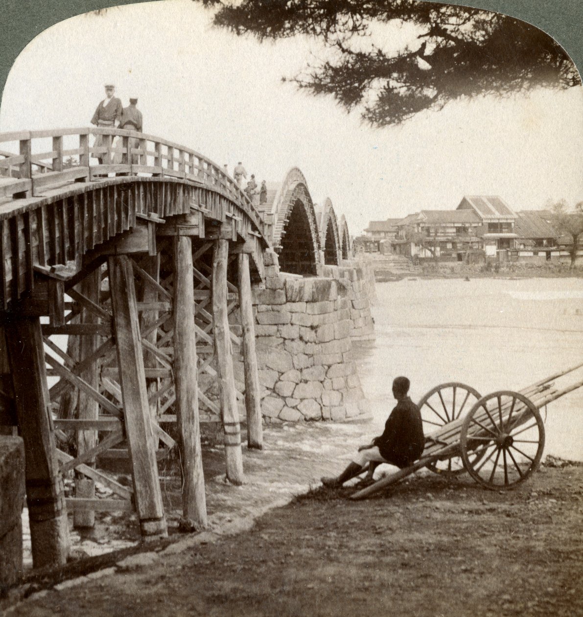 उत्तर, जापान, 1904 में इवाकुनी में निशिकी नदी पर किंताई पुल। द्वारा अंडरवुड और अंडरवुड