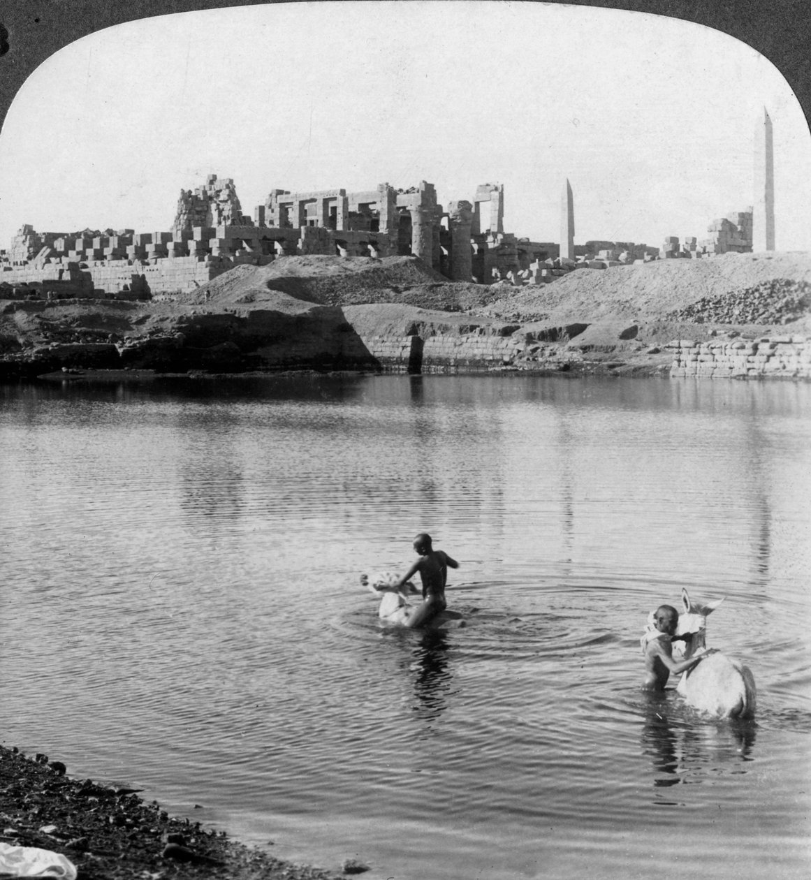 करक, थेब्स, मिस्र, 1905 में महान मंदिर के लिए पवित्र झील को देखते हुए। द्वारा अंडरवुड और अंडरवुड