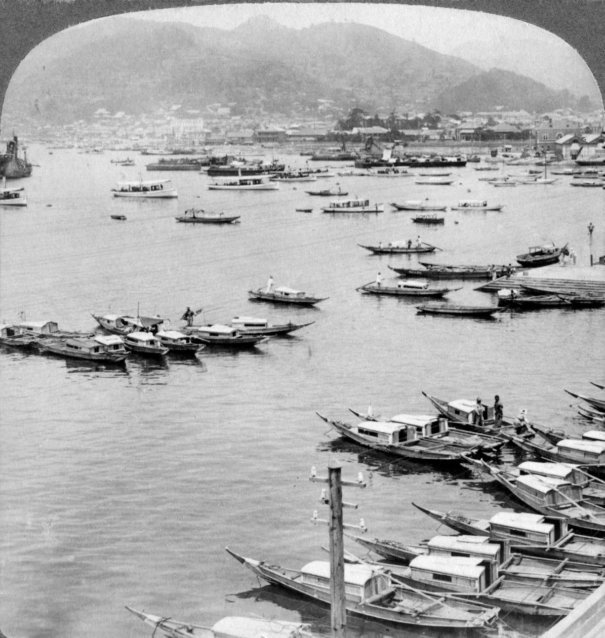 नागासाकी, जापान, 1904 के बंदरगाह पर उत्तर के जहाजों को देखना। द्वारा अंडरवुड और अंडरवुड