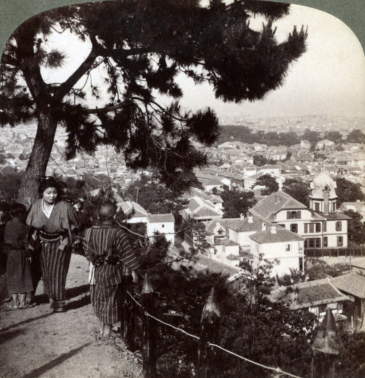 कोबे, जापान, 1904 में पाइन के मुकुट की ऊंचाई से दक्षिण-पूर्व की ओर देखना द्वारा अंडरवुड और अंडरवुड