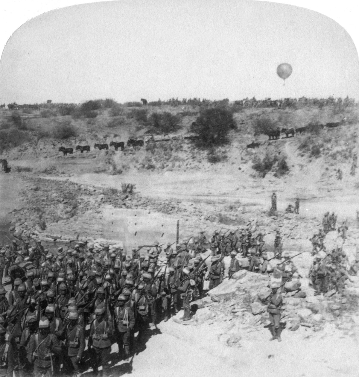 लॉर्ड रॉबर्ट्स ने ज़ांद नदी, दक्षिण अफ्रीका, 1900 को पार किया द्वारा अंडरवुड और अंडरवुड