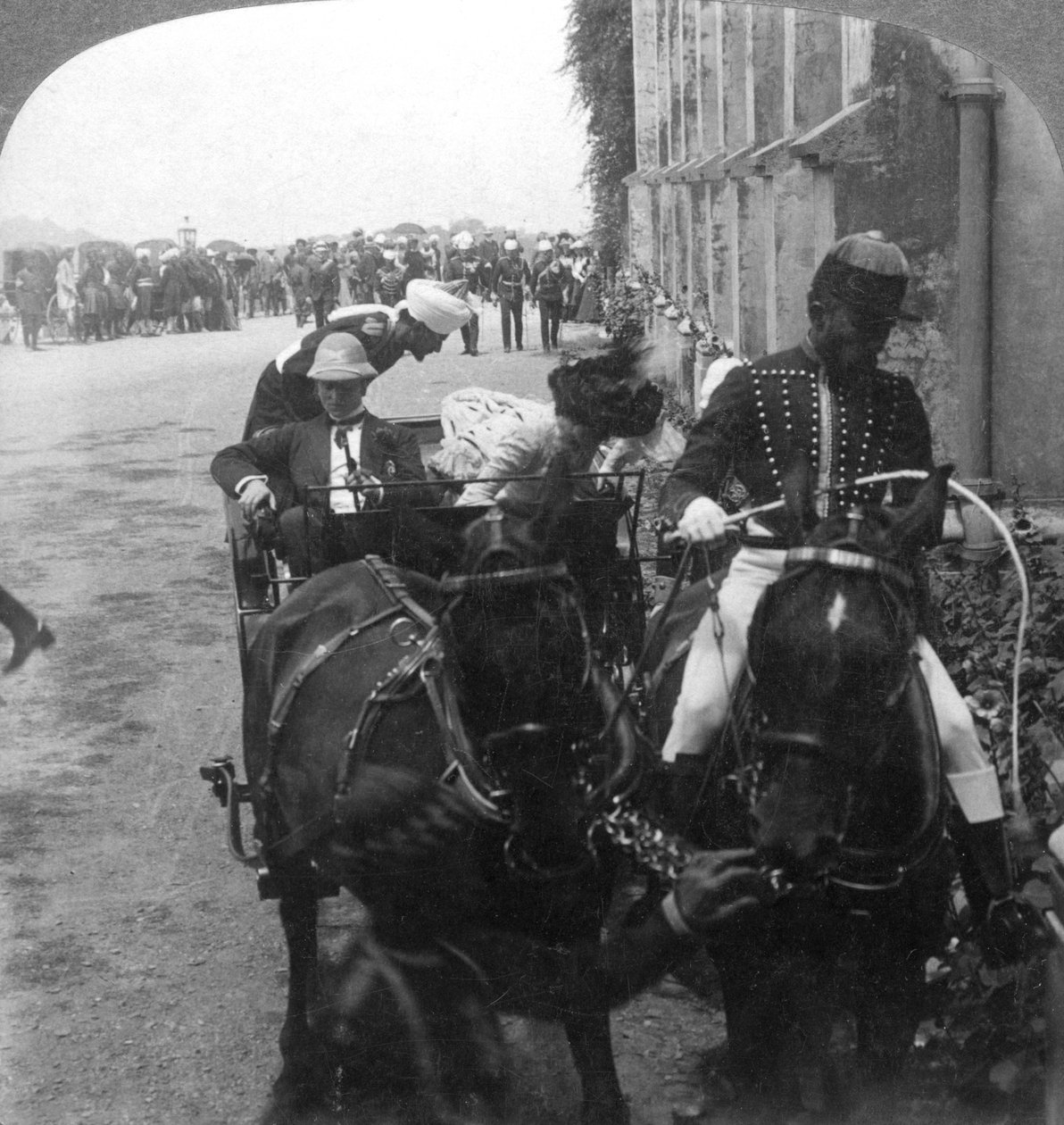 प्रभु और लेडी कर्जन, क्राइस्ट चर्च, सिमला, 1903 में। द्वारा अंडरवुड और अंडरवुड