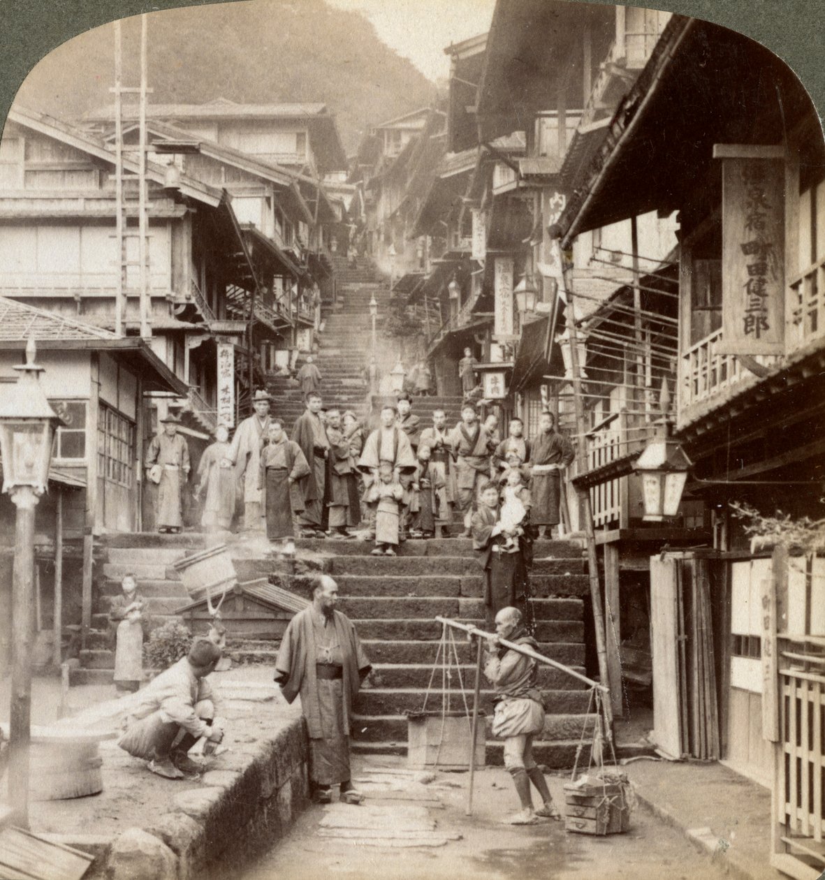 हॉट स्प्रिंग्स, इकाओ, जापान, 1904 के एक प्रसिद्ध गांव में माउंट हारुना की खड़ी तरफ मुख्य सड़क। द्वारा अंडरवुड और अंडरवुड