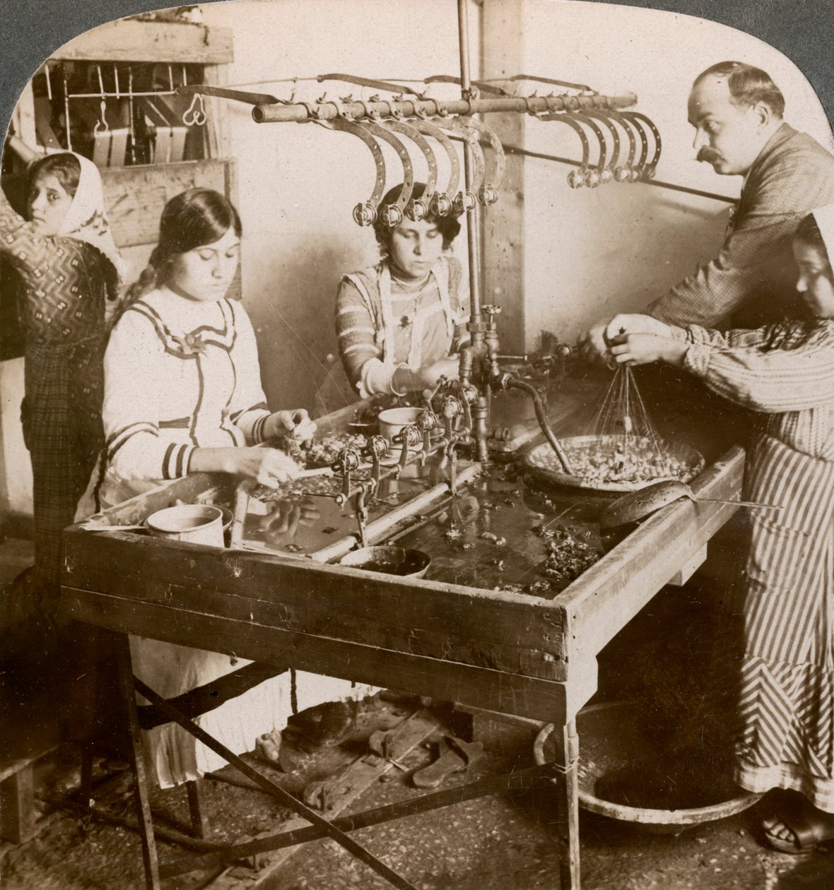 विनिर्माण रेशम, सीरिया, 1900s। द्वारा अंडरवुड और अंडरवुड