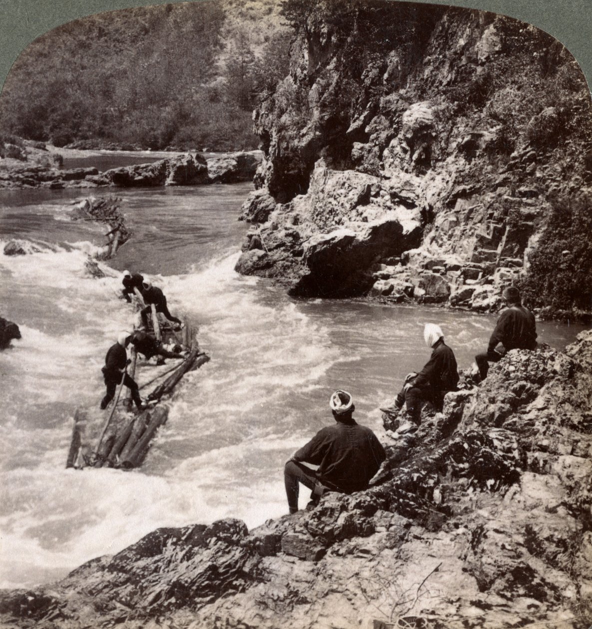 लोग एक लॉग बेड़ा पर, कात्सुरा नदी, क्योटो, जापान, 1904 पर होज़ू रैपिड्स की शूटिंग करते हैं द्वारा अंडरवुड और अंडरवुड