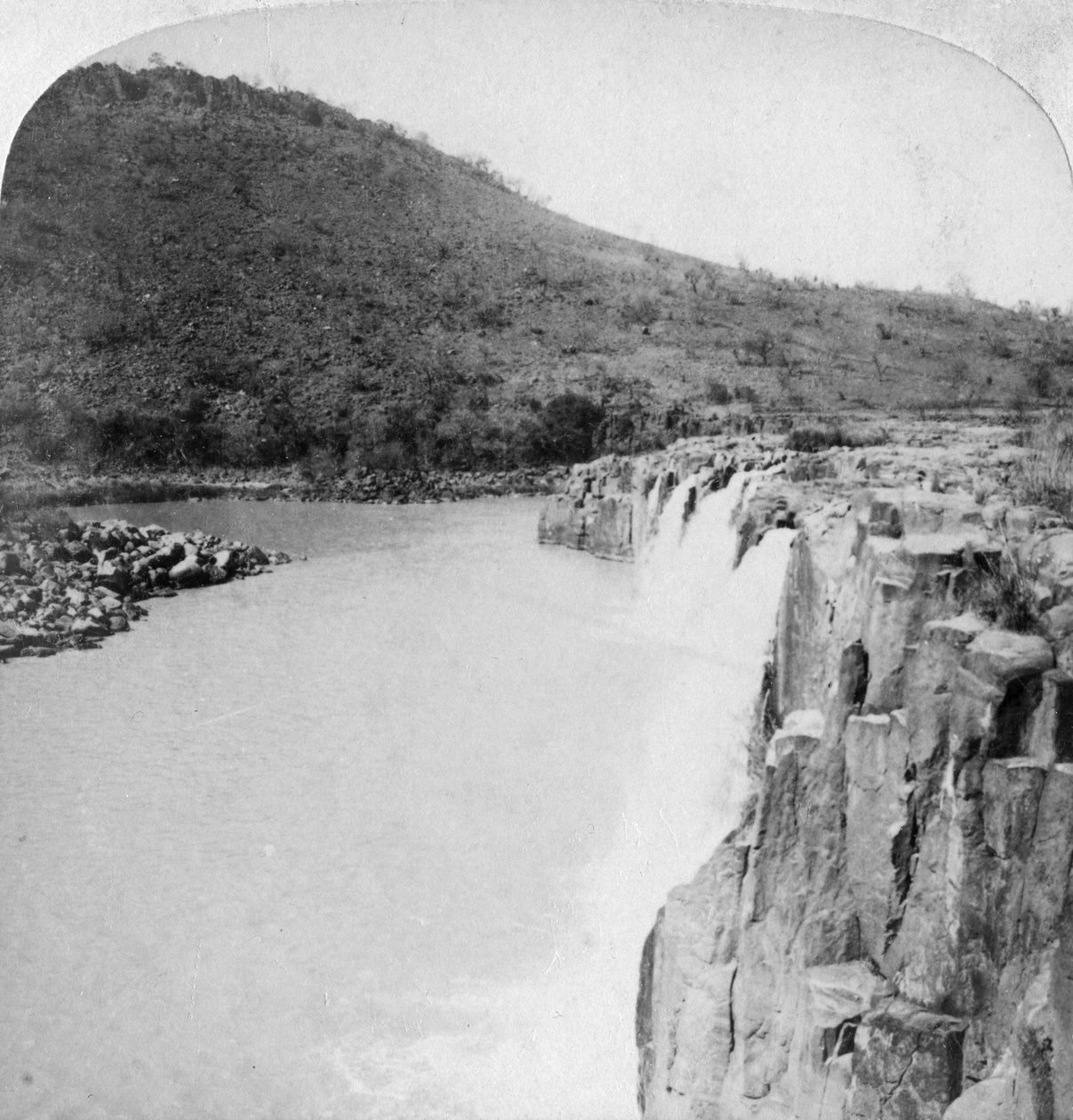 दक्षिण अफ्रीका के द्वितीय बोअर युद्ध 1901 के कोलेंसो के पास बोअर लाएगर से तुगेला नदी का मध्य झरना द्वारा अंडरवुड और अंडरवुड